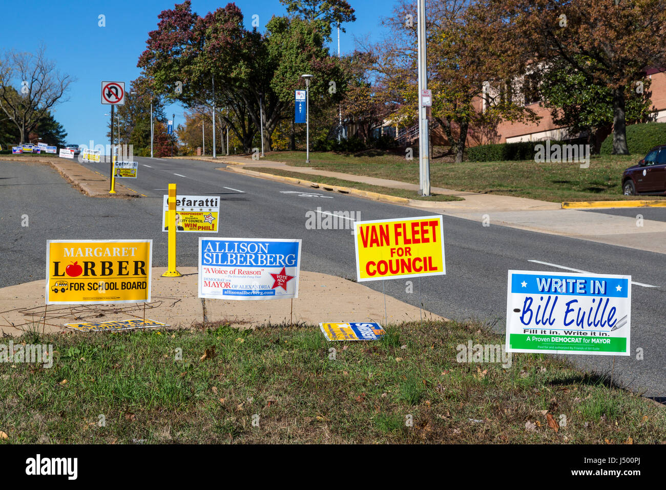 Amerikanische Kommunalwahl Kampagne Zeichen, Alexandria, Virginia, USA. Stockfoto