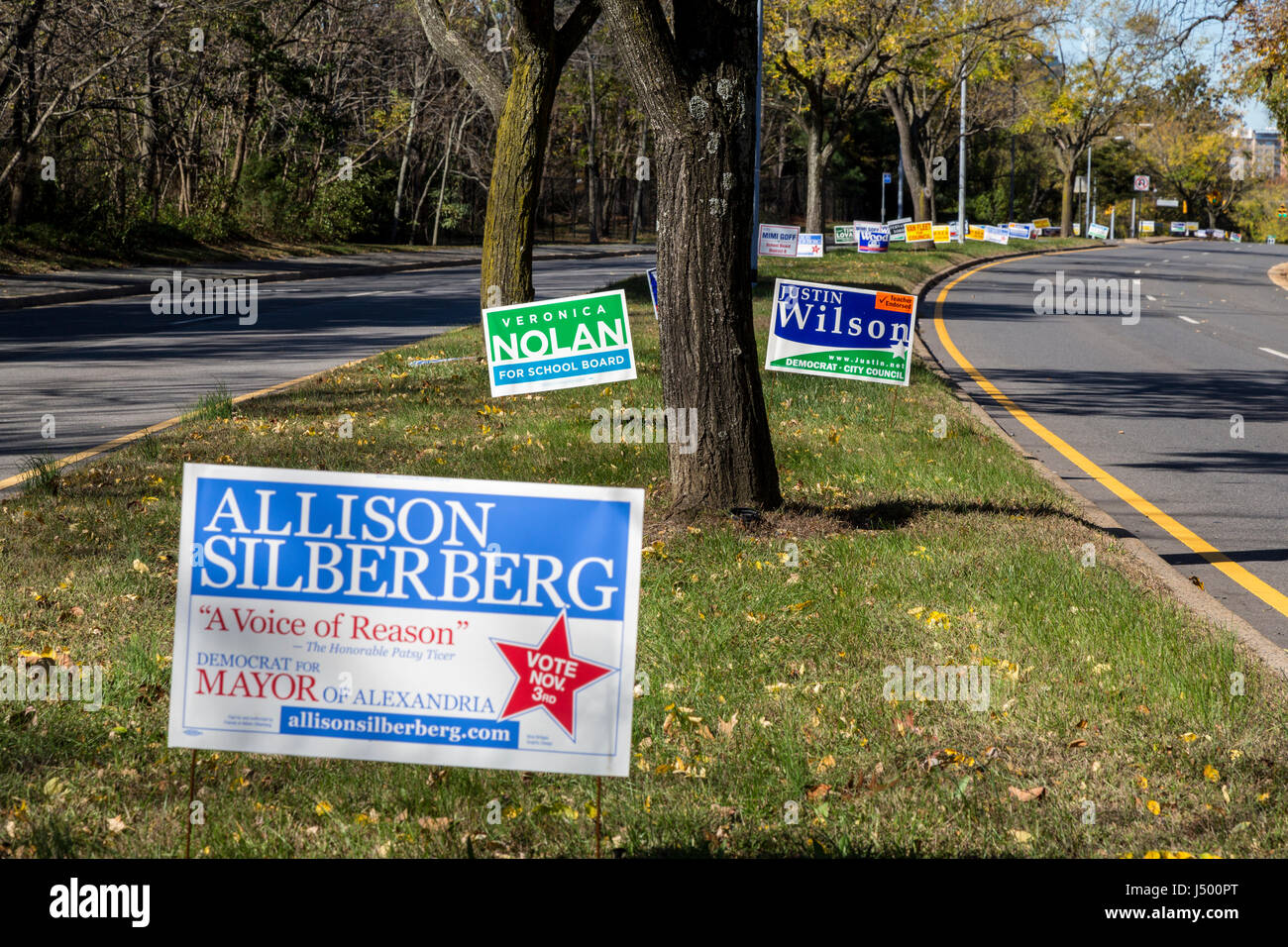 Amerikanische Kommunalwahl Kampagne Zeichen, Alexandria, Virginia, USA. Stockfoto