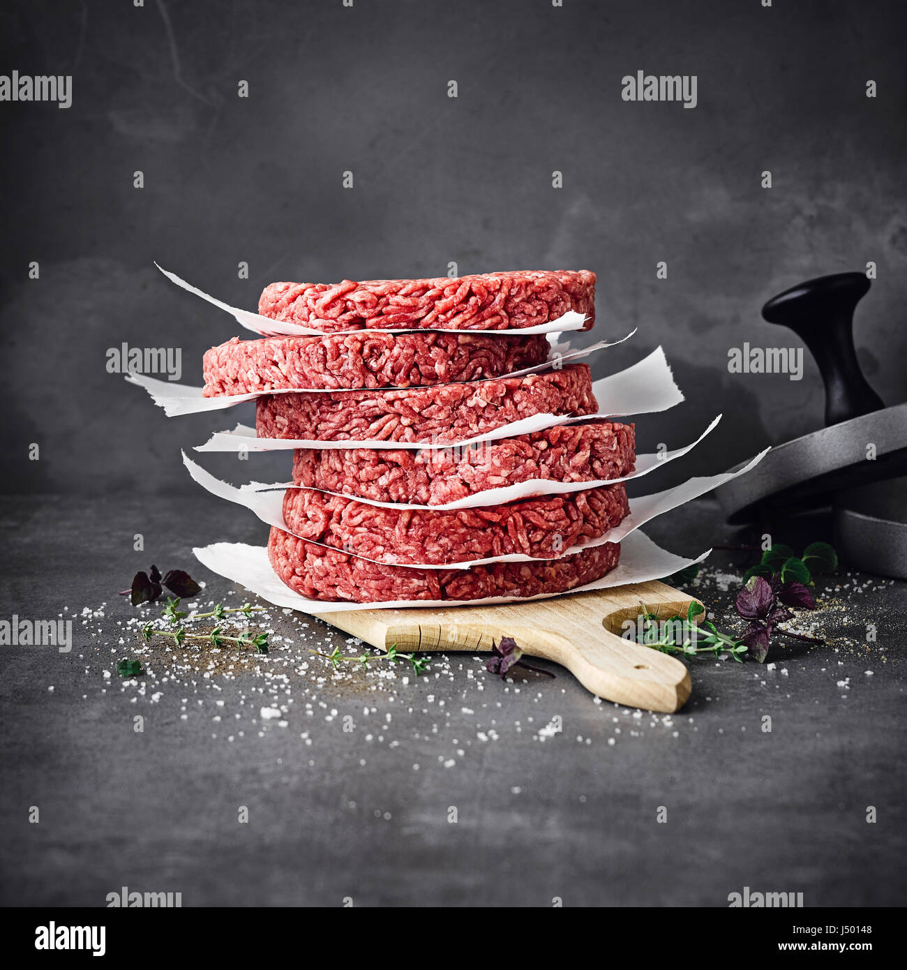 Stapel von rohen Burger Bratlinge Stockfoto