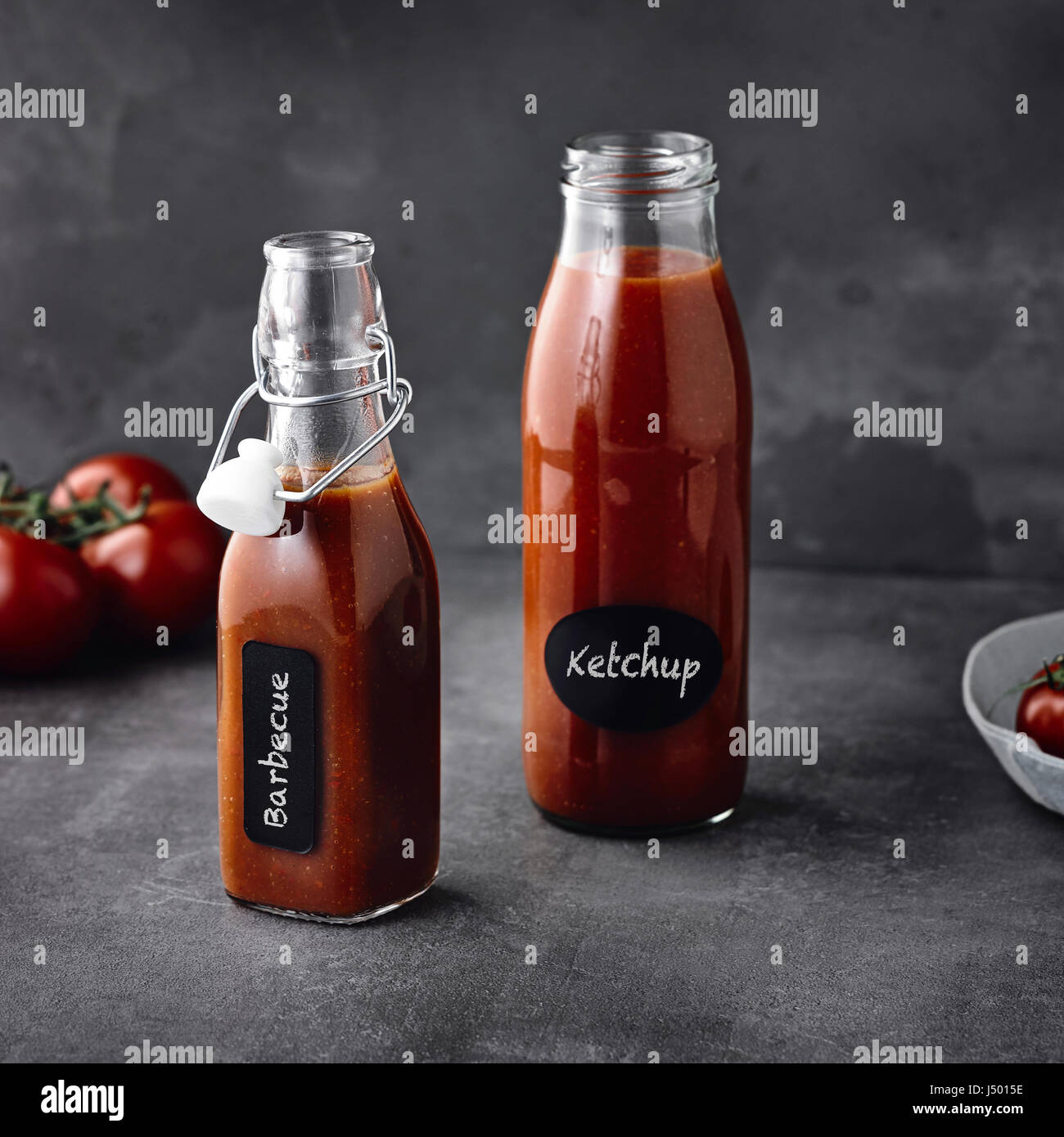 Tomaten-Ketchup und Barbecue sauce Stockfoto