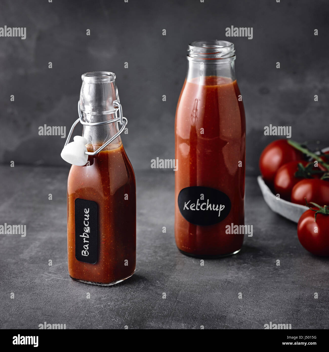 Tomaten-Ketchup und Barbecue sauce Stockfoto