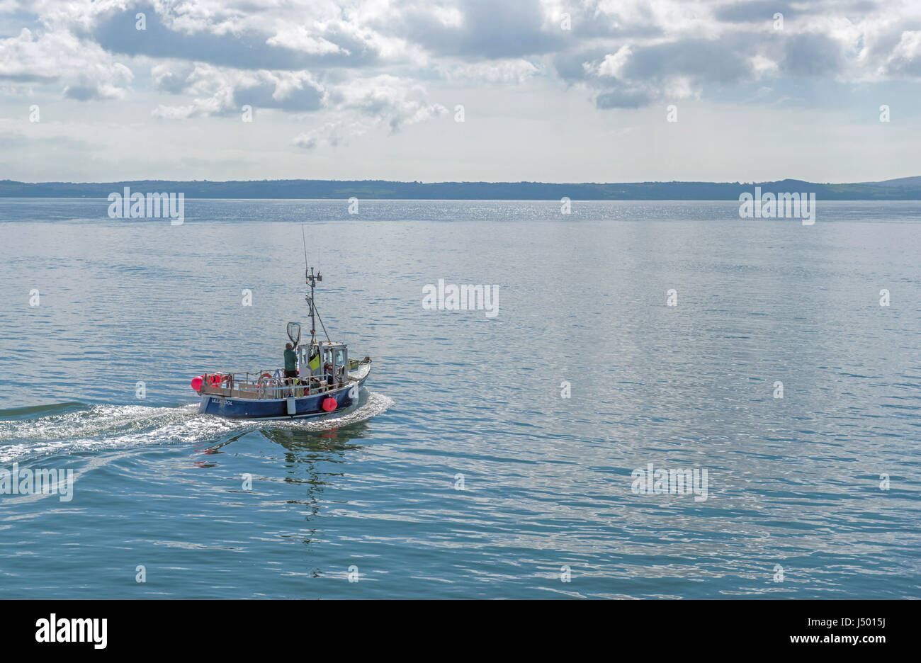 Fischerboot, das Burry Port Harbour Carmarthenshire verlässt und auf dem Weg ins Meer ist. Stockfoto