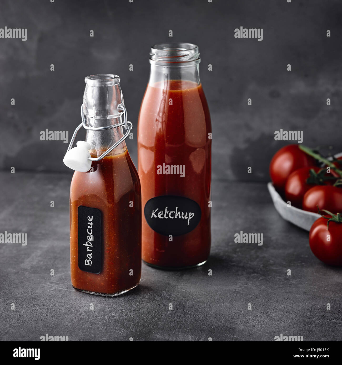 Tomaten-Ketchup und Barbecue sauce Stockfoto