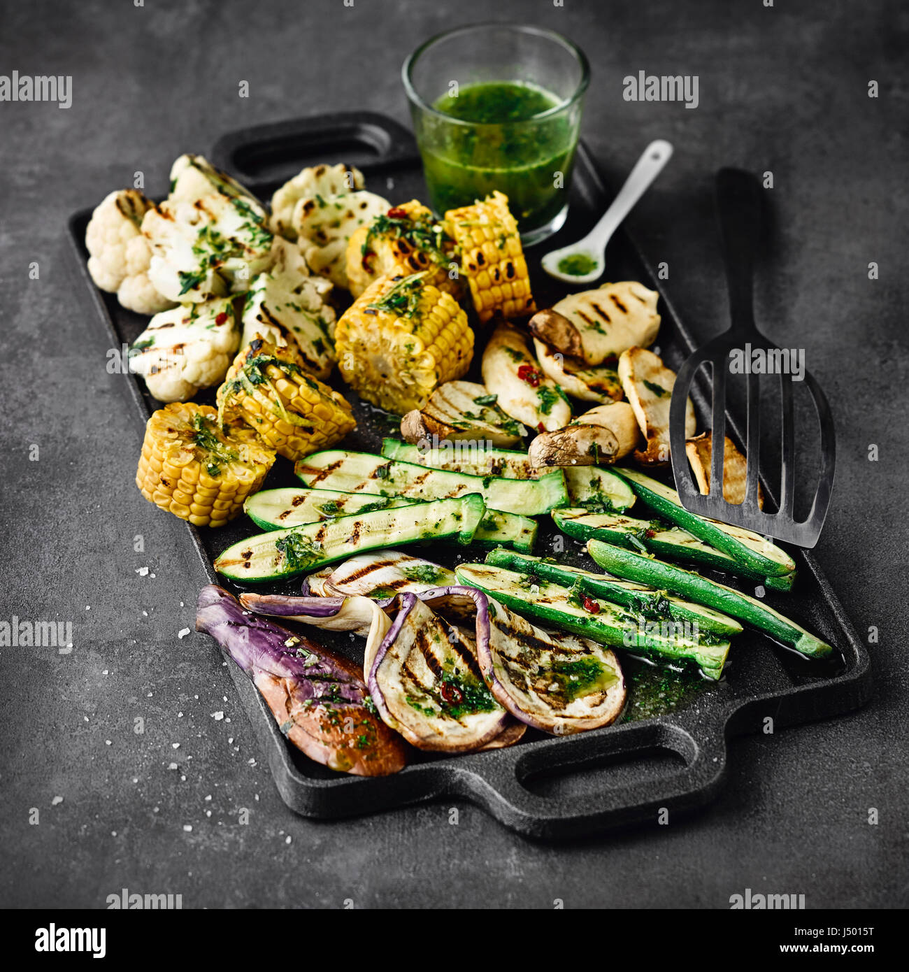 Gegrilltes Gemüse mit Kräuter-Chili-Knoblauch-Öl Stockfoto