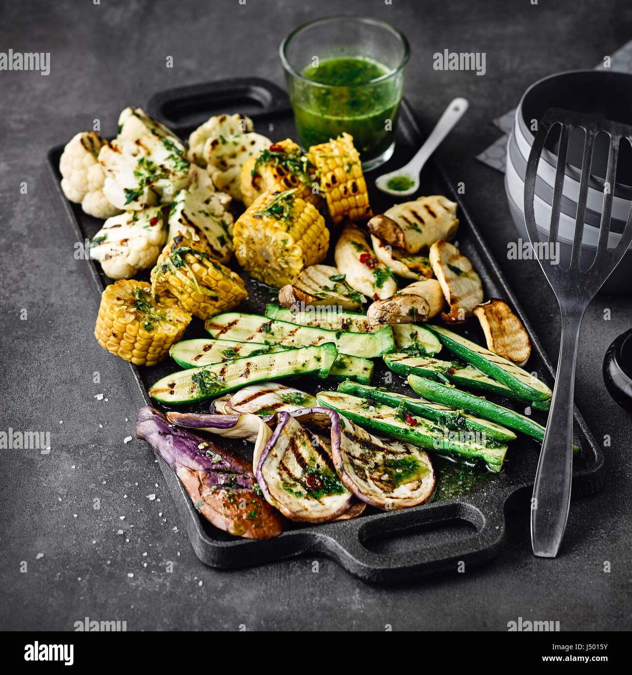 Gegrilltes Gemüse mit Kräuter-Chili-Knoblauch-Öl Stockfoto