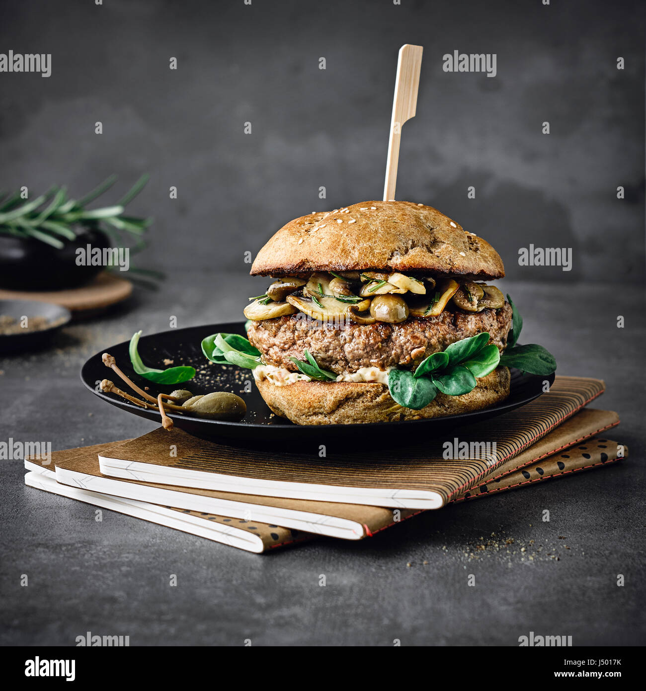 Rindfleisch-Burger mit Pilzen Stockfoto
