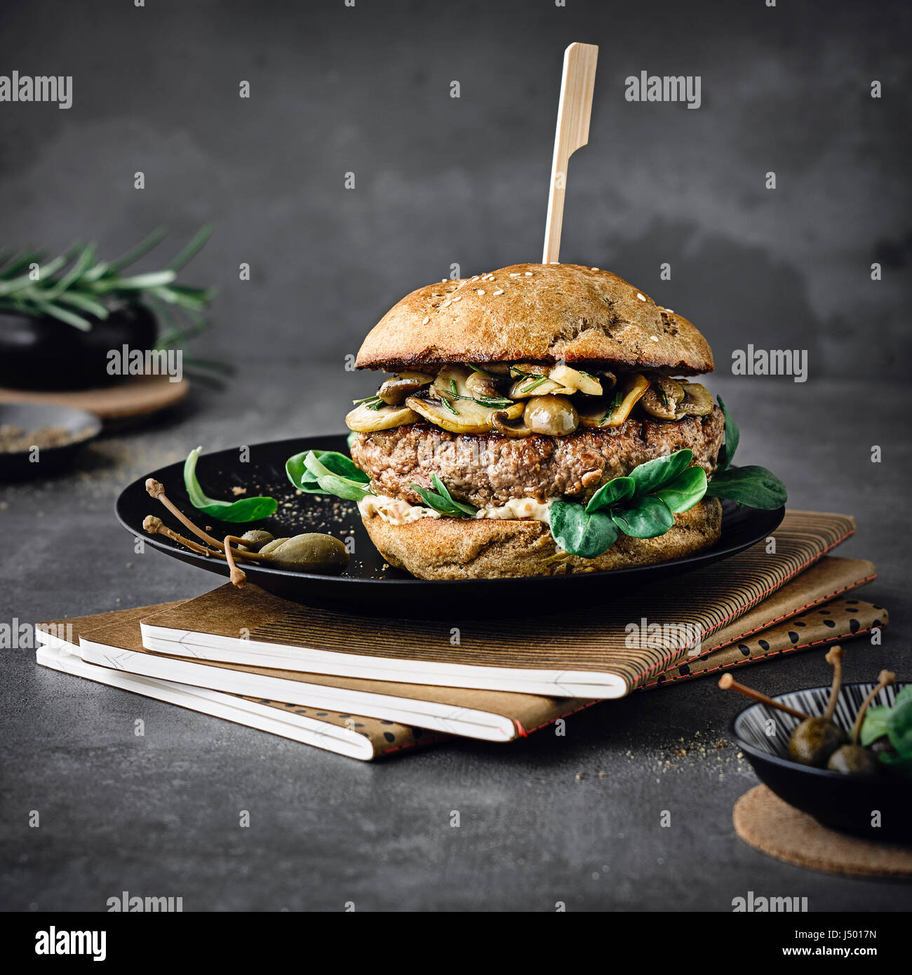 Rindfleisch-Burger mit Pilzen Stockfoto