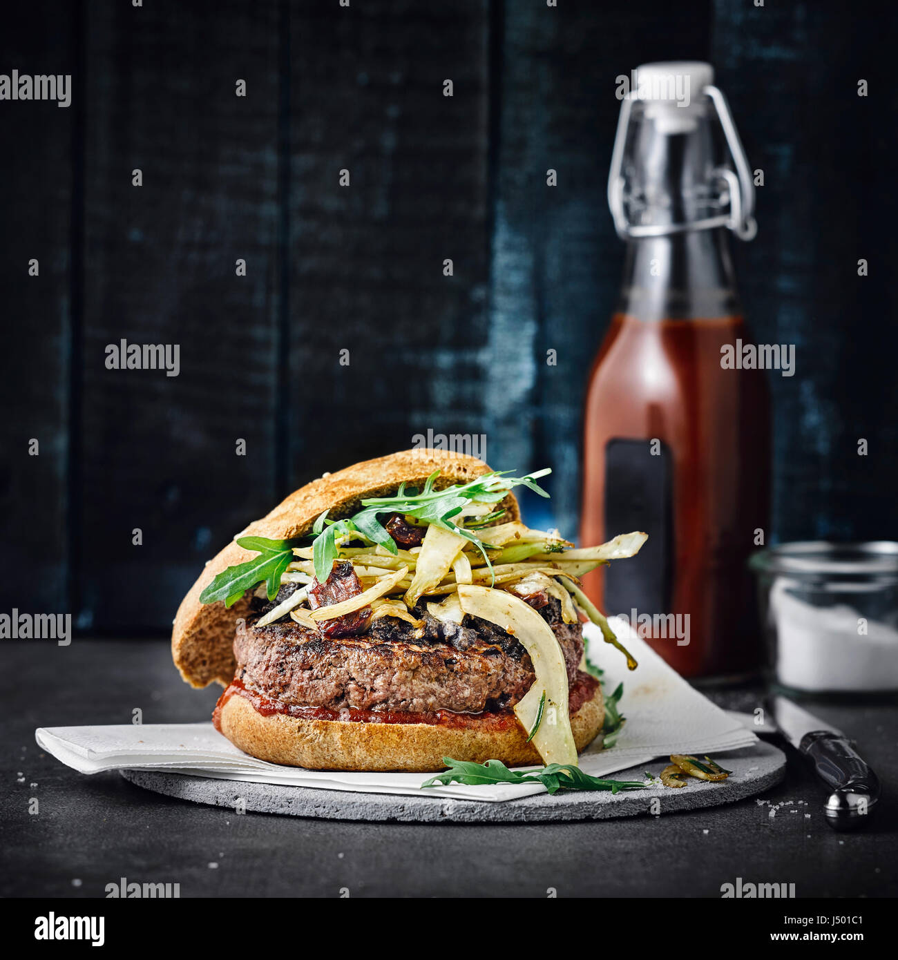 Burger mit Fenchel und Tomaten Stockfoto