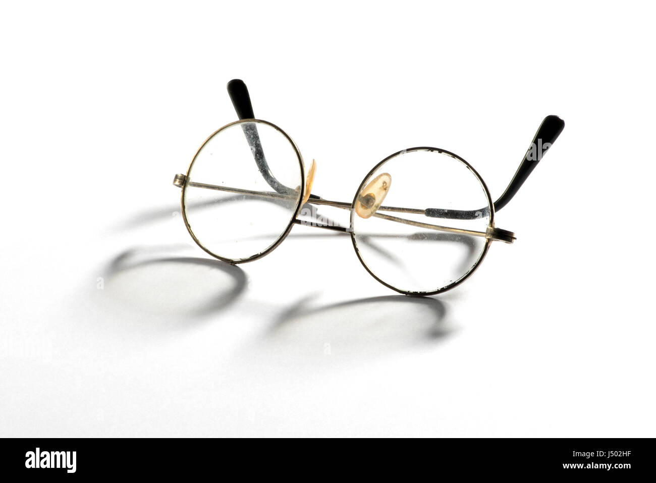 Paar alte Vintage Draht Brillen oder Brillen mit runden Gläsern angezeigt  gerahmt geschlossen auf weiß mit Schatten Stockfotografie - Alamy