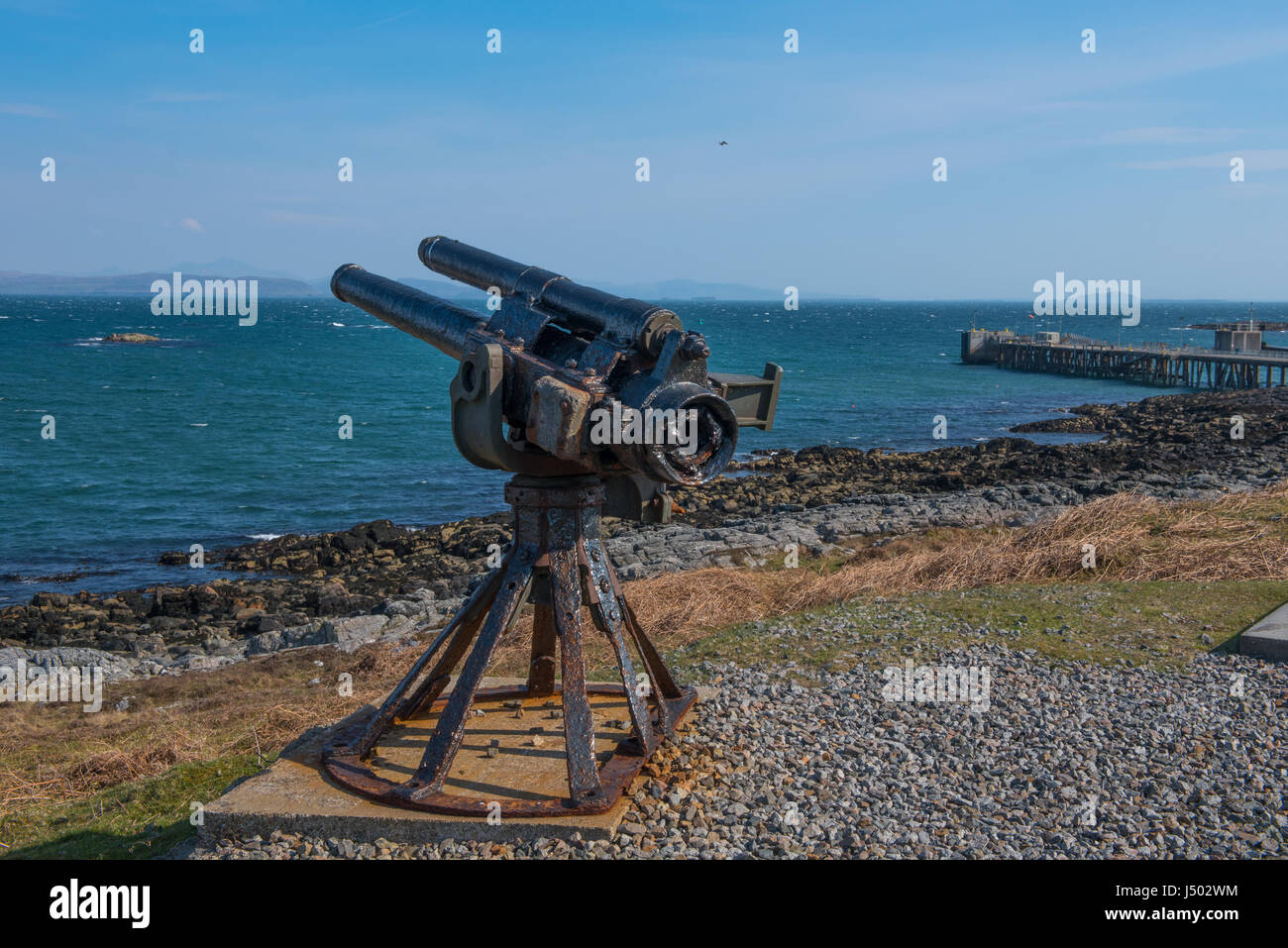 Alten 90 Gun mm, mit Blick auf den Fährhafen auf der Insel Coll Schottland Stockfoto