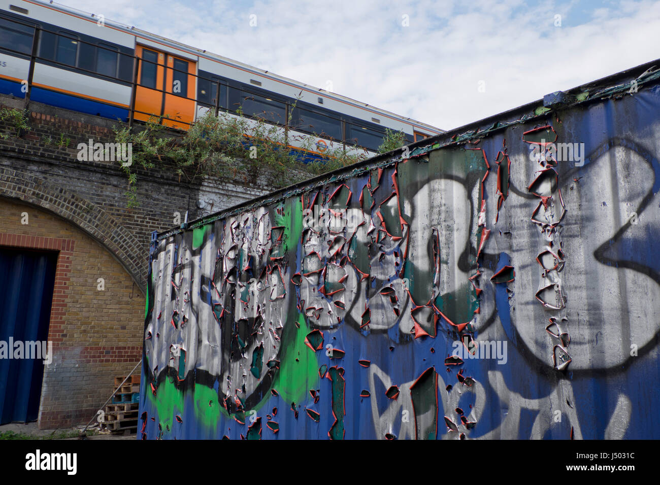 Zug fahren vorbei an Peckham Rye-Station in London, UK Stockfoto