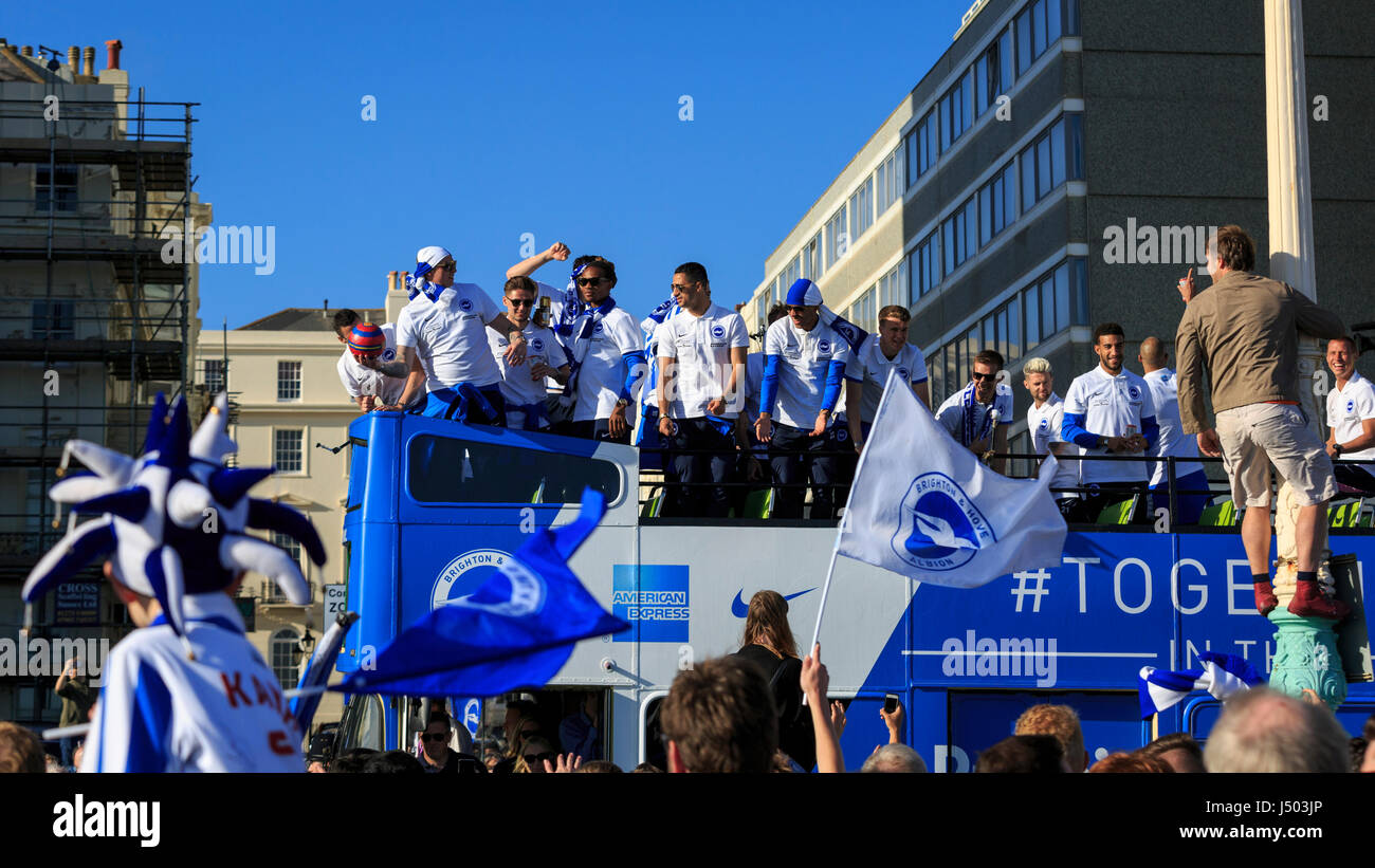 Brighton & Hove, East Sussex, UK, 14. Mai 2017. Brighton & Hove Albion Football Club Parade im offenen Doppeldeckerbusse an Brighton & Hove Strandpromenade nach Aufstieg in die Premier League mit einem zweiten Platz in der Meisterschaft zu sichern. Dies ist das erste Mal seit 1983, die Brighton & Hove Albion in Englands höchste Spielklasse spielen. Bildnachweis: Clive Jones/Alamy Live-Nachrichten Stockfoto