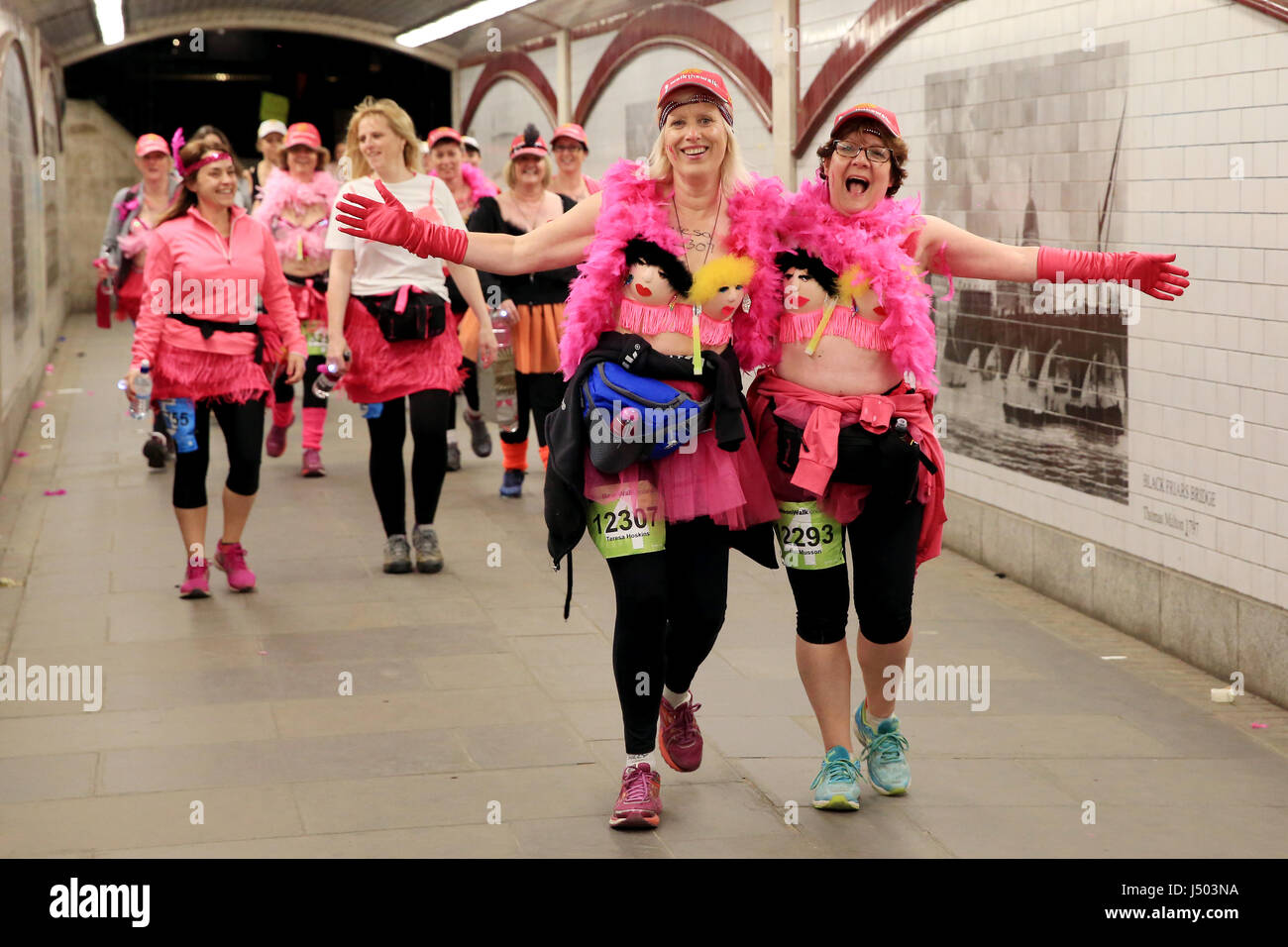 London, UK. 13. Mai 2017. Teilnehmer nehmen Sie Teil an Brust Krebs Charity Walk des Spaziergang 20. MoonWalk London mit einem goldenen zwanziger Themen fest. 15.000 Frauen und Männer tragen bunt dekoriert BHs Power Walk eine volle Marathon (26,2 Meilen) oder Halbmarathon (13.1 + 2 Meilen) durch die Straßen von London um Mitternacht, um Geld und das Bewusstsein zur Bekämpfung von Brustkrebs. Bildnachweis: Oliver Dixon/Alamy Live-Nachrichten Stockfoto