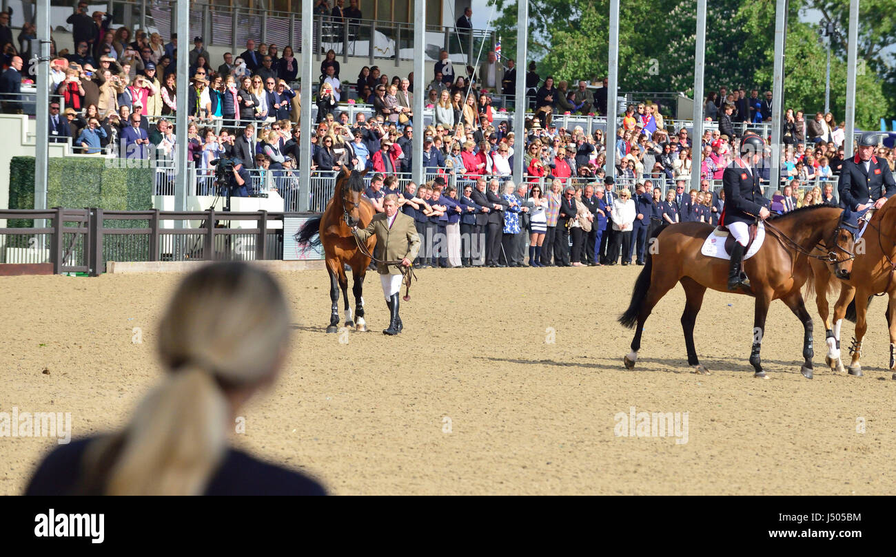 Windsor, Berkshire, UK. 14. Mai 2017. Die Pensionierung von Nick Skelton und Big Star fand in der Burgarena heute Big Star, mit denen Skelton zwei Olympische Spiele, gingen rund um die Arena am Finaltag der Royal Windsor Horse Show teilgenommen hat.  In einer letzten Runde des Dankes trat drei Skelton Kollegen britischen Stars – John Whitaker, Michael Whitaker und Scott Brash die Arena auf dem Pferderücken, ihn zu begleiten, wie Auld Lang Syne auf die Lautsprecher gespielt. Kredit Gary Blake/Alamy Live-Nachrichten Stockfoto