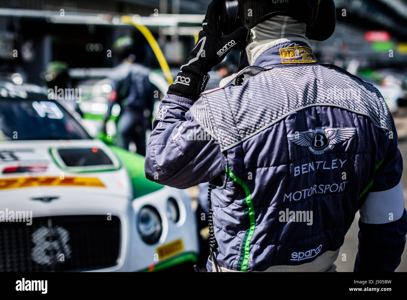 Towcester, Northamptonshire, UK. 14. Mai 2017. Blancpain GT Series racing Team Bentley Team M-Sport-Ingenieur im Zeittraining Sitzung von Blancpain GT Serie Endurance Cup in Silverstone (Foto: Gergo Toth / Alamy Live News) Stockfoto