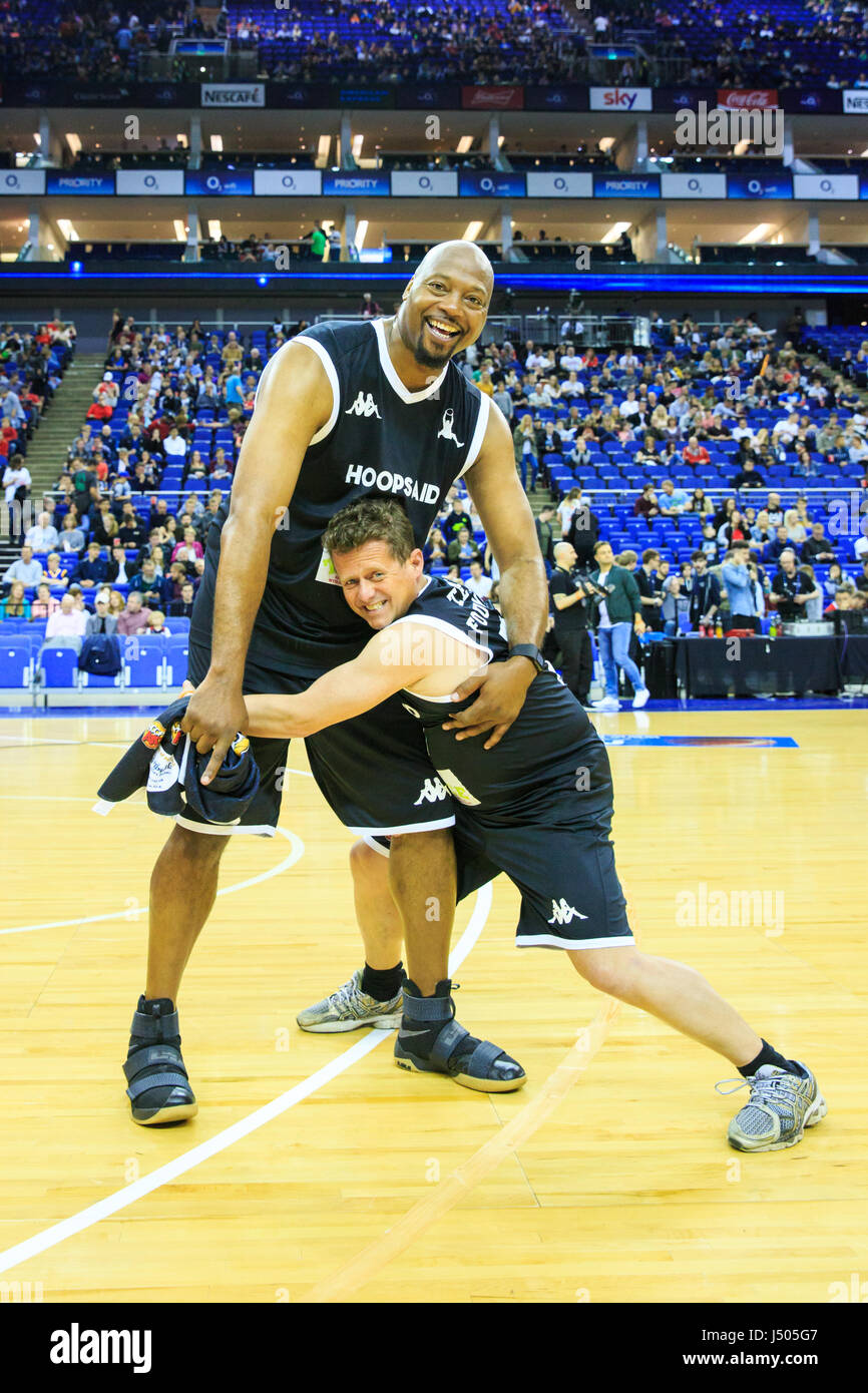 O2 Arena, London, UK, 14. Mai 2017. Pensionierte basketballer Shawn Jamison ist 'Angriff' von BBC Frühstück Sport Reporter Mike Bushell. Berühmtheiten besuchen und spielen in den jährlichen Hoops Hilfe basketball Spiel, Spendenaktionen zugunsten der Sport Lance haggit's Traider Nächstenliebe. Das Spiel findet vor der BBL League Playoff Finale 2017. Credit: Imageplotter Nachrichten und Sport/Alamy leben Nachrichten Stockfoto