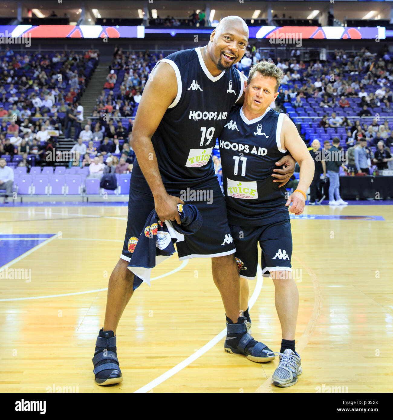 O2 Arena, London, UK, 14. Mai 2017. Pensionierte basketballer Shawn Jamison ist 'Angriff' von BBC Frühstück Sport Reporter Mike Bushell. Berühmtheiten besuchen und spielen in den jährlichen Hoops Hilfe basketball Spiel, Spendenaktionen zugunsten der Sport Lance haggit's Traider Nächstenliebe. Das Spiel findet vor der BBL League Playoff Finale 2017. Credit: Imageplotter Nachrichten und Sport/Alamy leben Nachrichten Stockfoto