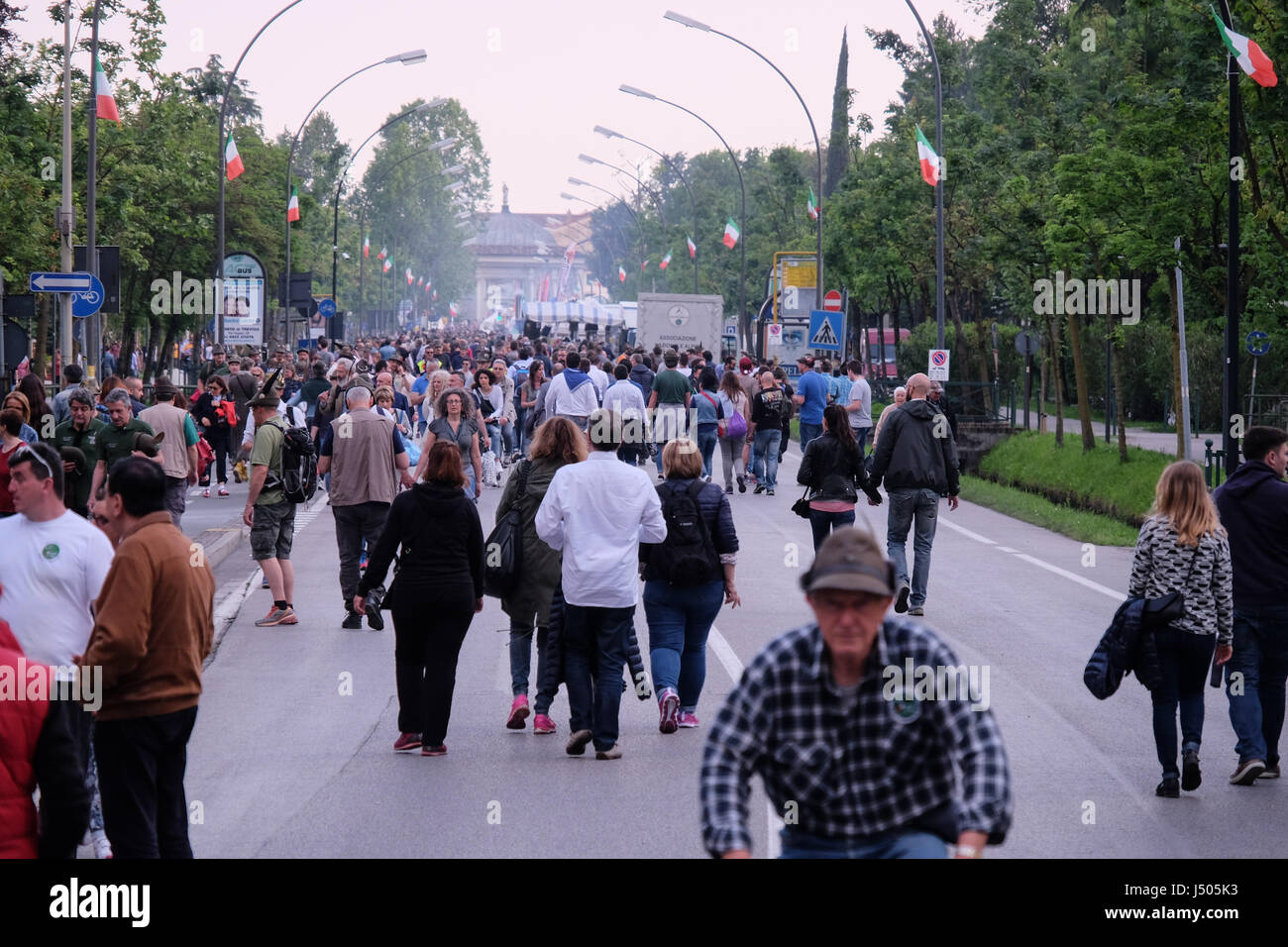 Treviso, Italien. 13. Mai 2017. Italien Venetien Treviso - hat von 500.000 Menschen für die 90. Sitzung der Alpini Armee Kraft angegriffen worden. Bildnachweis: Wirklich einfach Star/Alamy Live-Nachrichten Stockfoto