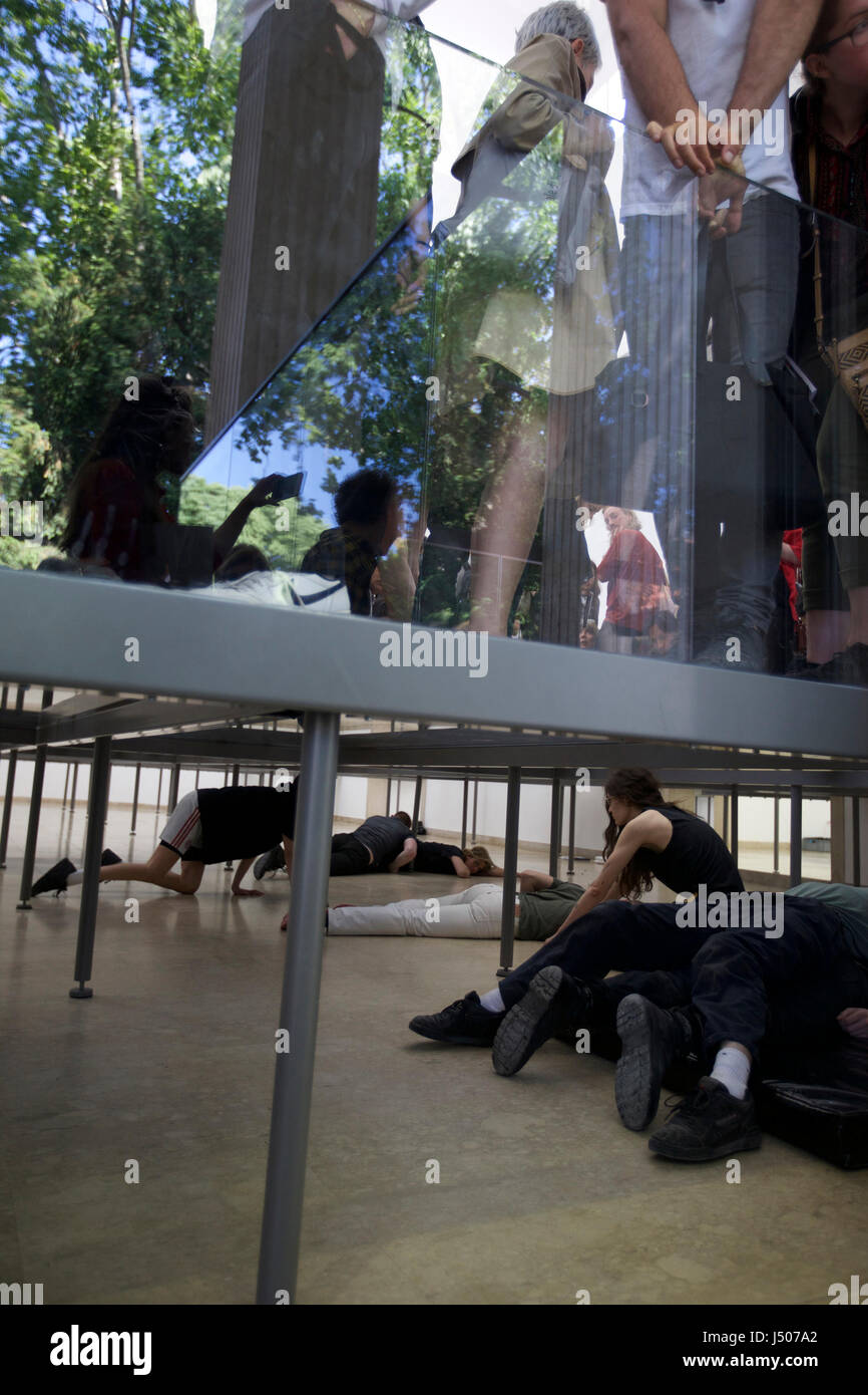 (170515)--Venedig, 15. Mai 2017 (Xinhua)--Künstler führen im Pavillon der Deutschland bei der 57. Art Biennale in Venedig, am 13. Mai 2017. Deutsche Choreografin Anne Imhof erhielt den goldenen Löwen für die beste nationale Teilnahme am 57. Art Biennale in Venedig. Für ihr Stück mit dem Titel "Faust" nach der klassischen deutschen Erzählung eines Mannes, seine Seele an den Teufel im Austausch für unbegrenzte wissen und macht verkauft, Imhof den weißen, rechteckigen Pavillon Deutschlands mit sich überschneidenden Glaswände und Böden gefüllt, und dann eine Gruppe von Darstellern in Keller gelegt. Besucher beobachten, die Stockfoto