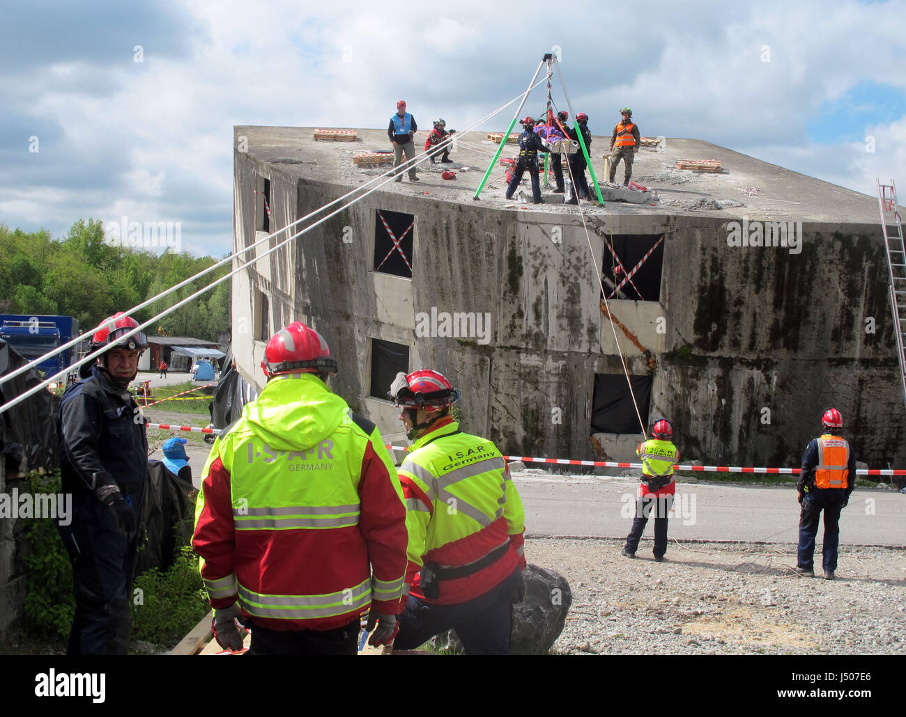 Genf, Schweiz. 9. Mai 2017. Freiwillige der deutschen Nothilfe Organisation  ISAR Praxis der Rettung von verletzten Personen während eines Erdbebens  Bohren Epeisses in der Nähe von Genf, Schweiz, 9. Mai 2017. Foto: