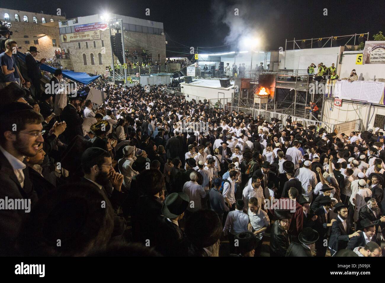 Berg Meron. 14. Mai 2017. Ultra-orthodoxe Juden nehmen Teil in der Lag Baomer-Feier in der Nähe das Grab von Rabbi Shimon Bar Yochai am Berg Meron in Israel, 14. Mai 2017. Lag Baomer markiert der Hillula (fest, interpretiert von einigen als Todestag) von Rabbi Shimon bar Yochai, einer Mishnaic Salbei und führenden Schüler von Rabbi Akiva im 2. Jahrhundert. Bildnachweis: Dror Artzi-JINI/Xinhua/Alamy Live-Nachrichten Stockfoto