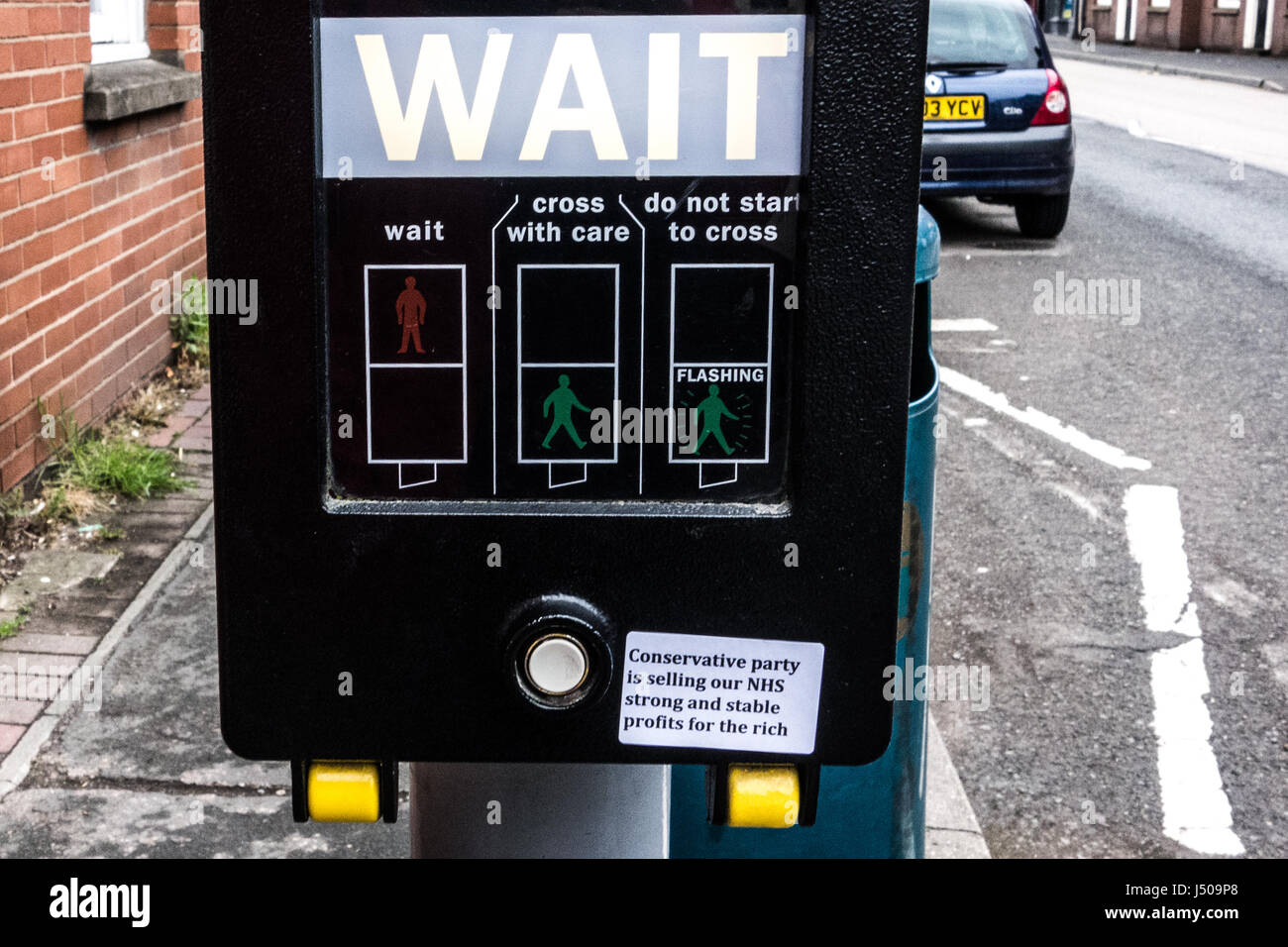 Broad Street, Leominster, Herefordshire, England. 15. Mai 2017. Ein Aufkleber mit dem Slogan "konservative Partei unsere NHS starke und stabile Gewinne für die reichen verkaufen ist" auf der West Street in den ländlichen grünen gilt statt Stadt Leominster im ländlichen Herefordshrie. Stockfoto