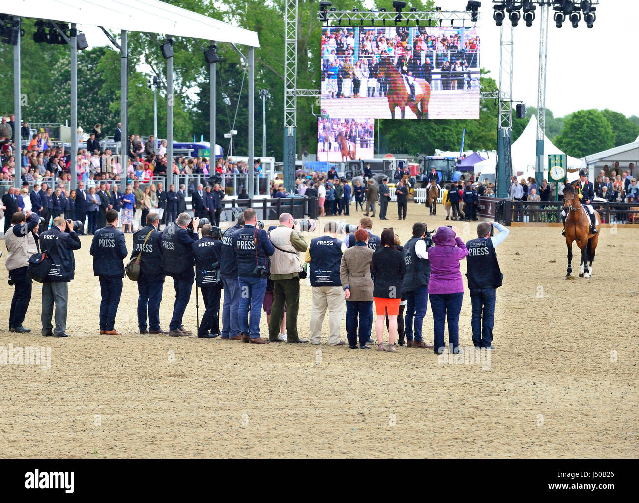 Windsor, UK. 14. Mai 2017. Der Royal Windsor Horse Show 2017. Nick Skelton hatte seinen Rücktritt angekündigt. Großer Star, der Hengst, mit denen er zwei olympische Goldmedaillen gewonnen, wird auch aus dem Sport in den Ruhestand. Eine offizielle Abschiedsfeier fand in der Burg-Arena für diese legendären Partnerschaft im Royal Windsor Horse statt. Drei Skelton Kollegen britischen Stars – John Whitaker, Michael Whitaker und Scott Brash betraten die Arena auf dem Pferderücken, ihn zu begleiten, wie Auld Lang Syne auf die Lautsprecher gespielt. Bildnachweis: Gary Blake/Alamy Live-Nachrichten Stockfoto
