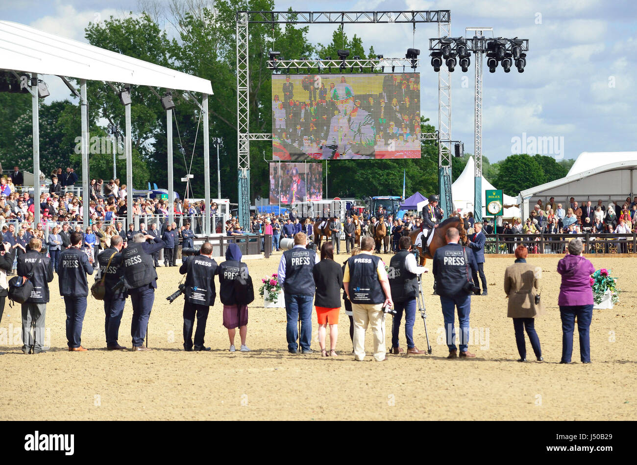 Windsor, UK. 14. Mai 2017. Der Royal Windsor Horse Show 2017. Nick Skelton hatte seinen Rücktritt angekündigt. Großer Star, der Hengst, mit denen er zwei olympische Goldmedaillen gewonnen, wird auch aus dem Sport in den Ruhestand. Eine offizielle Abschiedsfeier fand in der Burg-Arena für diese legendären Partnerschaft im Royal Windsor Horse statt. John Whitaker, Michael Whitaker und Scott Brash betraten die Arena auf dem Pferderücken, ihn zu begleiten, wie Auld Lang Syne auf die Lautsprecher gespielt. Bildnachweis: Gary Blake/Alamy Live-Nachrichten Stockfoto