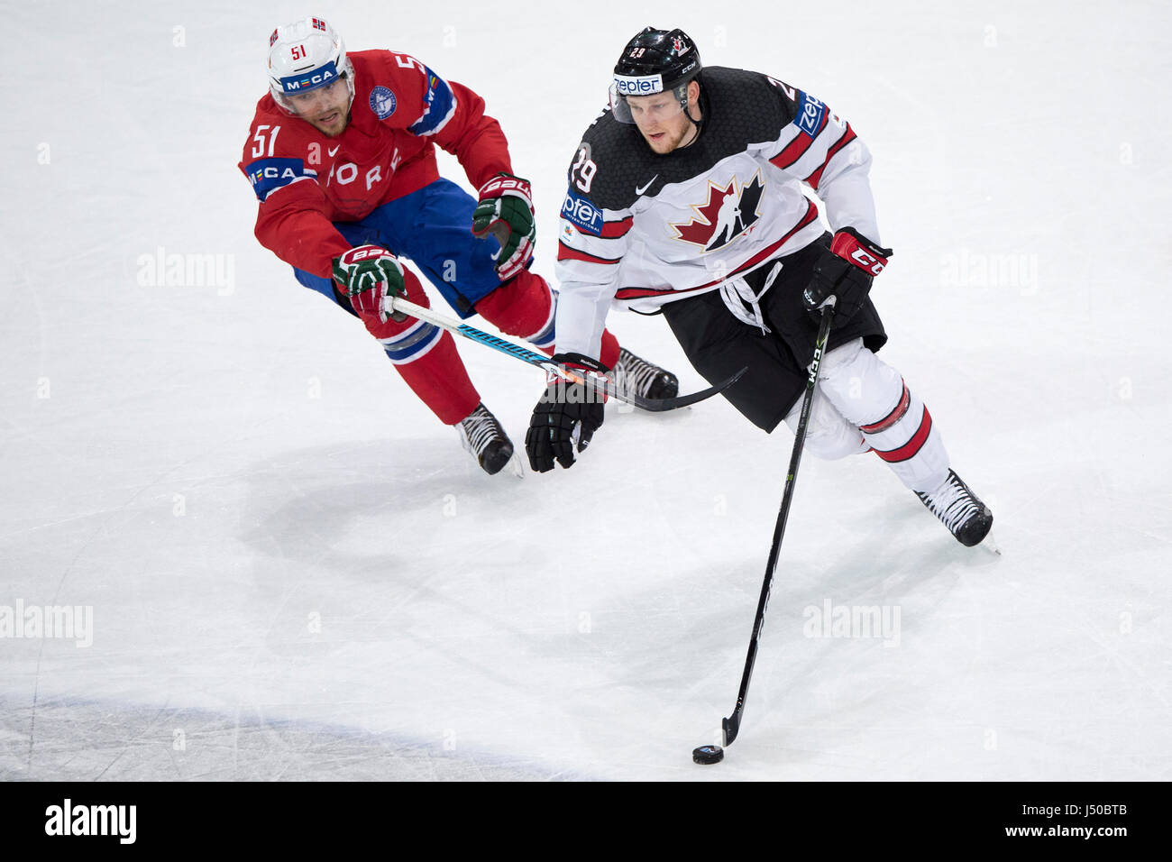 Paris, Frankreich. 15. Mai 2017. Von links: Matten Rosseli Olsen aus Norwegen und Nate MacKinnon von Kanada in Aktion während der Eishockey-WM Gruppe B-match zwischen Kanada und Norwegen in der AccorHotels Arena in Paris, Frankreich, Montag, 15. Mai 2017. Bildnachweis: Michal Kamaryt/CTK Foto/Alamy Live-Nachrichten Stockfoto