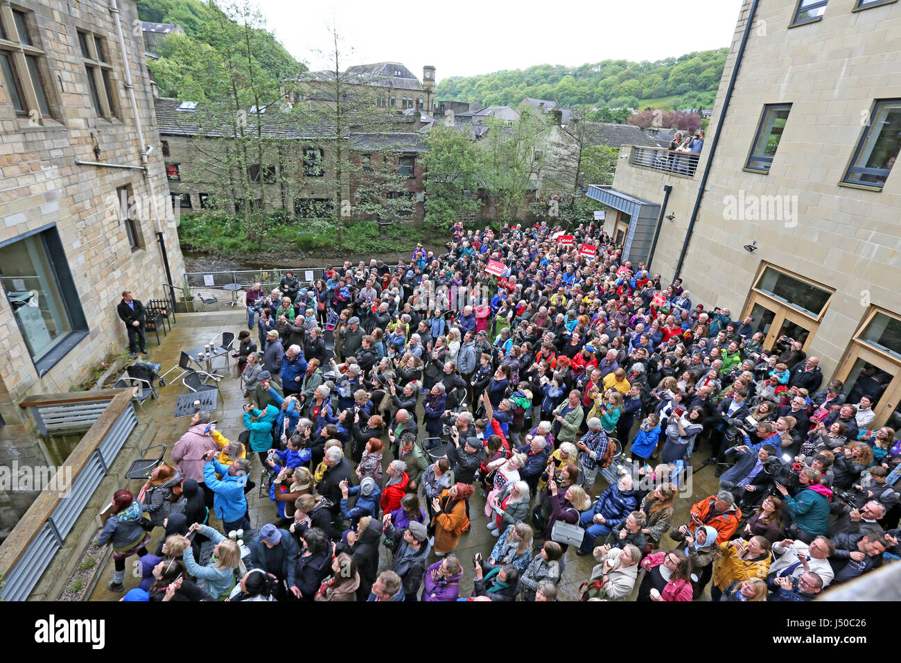 Hebden Bridge, UK. 15. Mai 2017. Massen zu füllen, das Rathaus und Umgebung zu hören, Jeremy Corbyn sprechen, Rathaus, Hebden Bridge, 15. Mai 2017 Credit: Barbara Koch/Alamy Live News Stockfoto