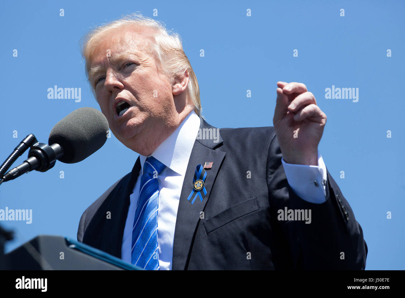US-Präsident Donald J. Trump macht Bemerkungen beim 36. jährliche National Peace Officers Memorial Service im US-Kapitol in Washington, DC, 15. Mai 2017. Bildnachweis: Chris Kleponis/Pool über CNP /MediaPunch Stockfoto
