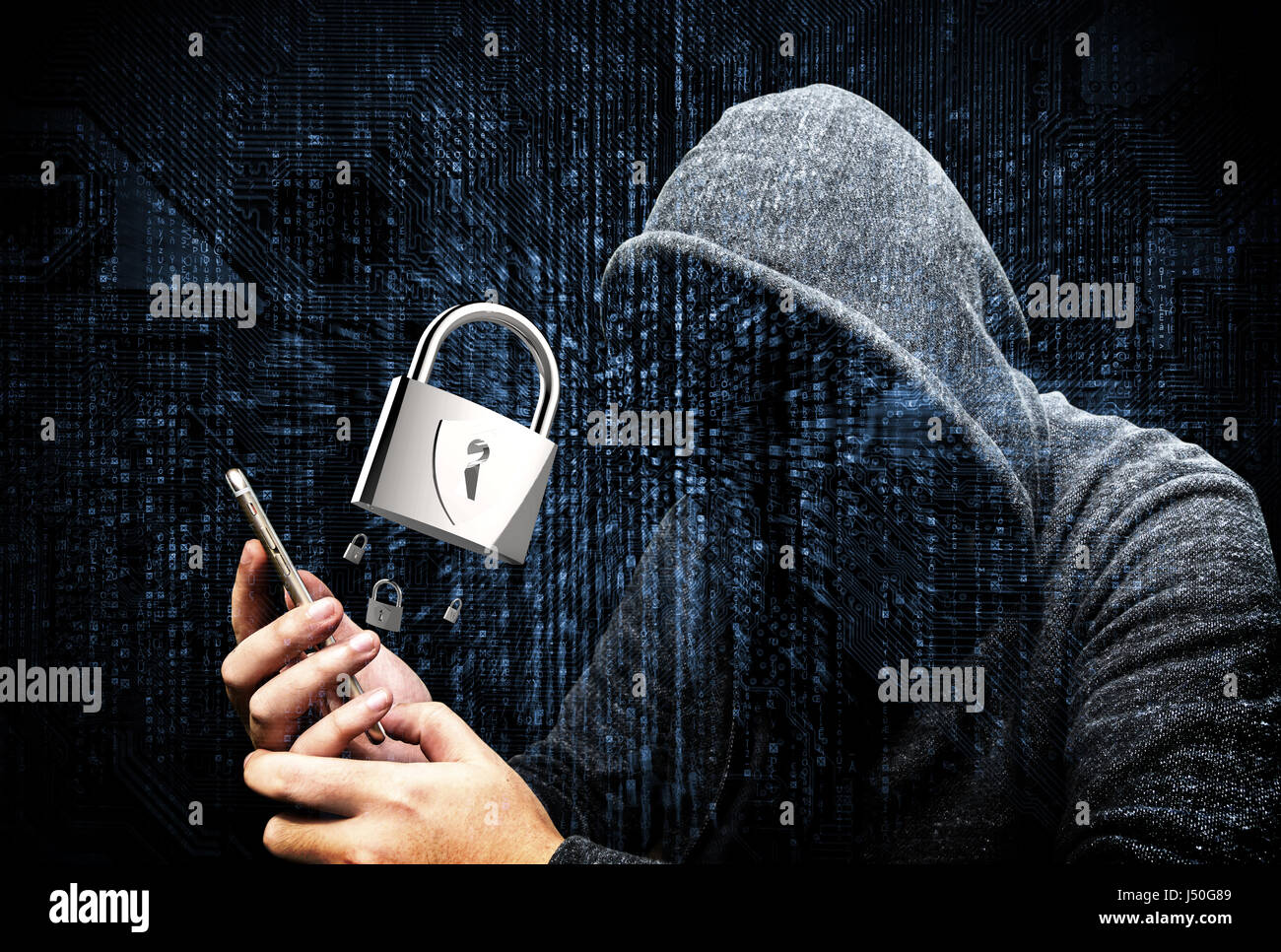 Doppelbelichtung von vermummten Cyber-Kriminalität Hacker mit Handy Internet hacking in den Cyberspace, Online-Daten-Sicherheits-Konzept. DataMatrix-Code ein Stockfoto