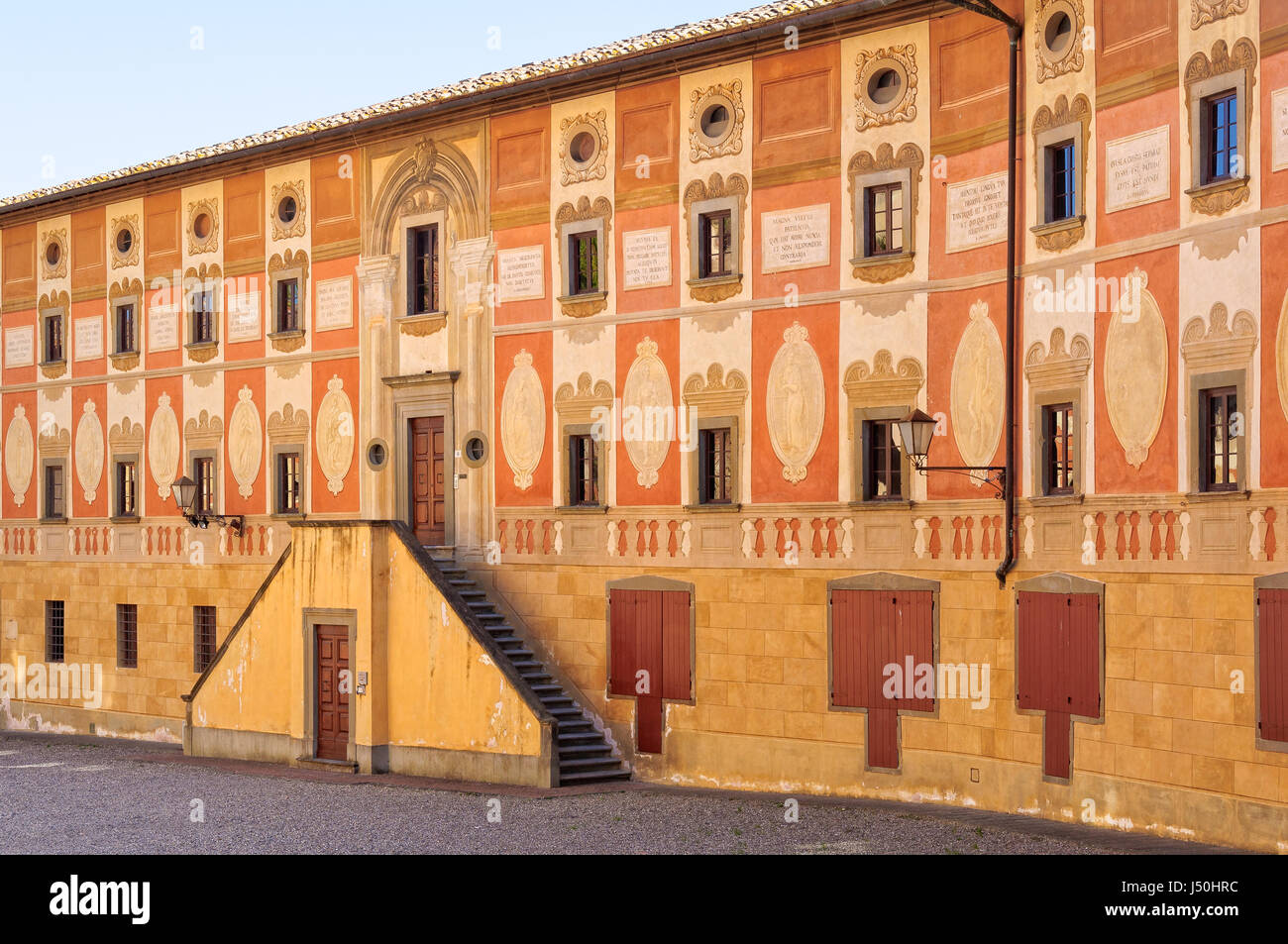 Die gebogenen gelben und orangefarbenen Fassade des Palazzo del Seminario Stockfoto