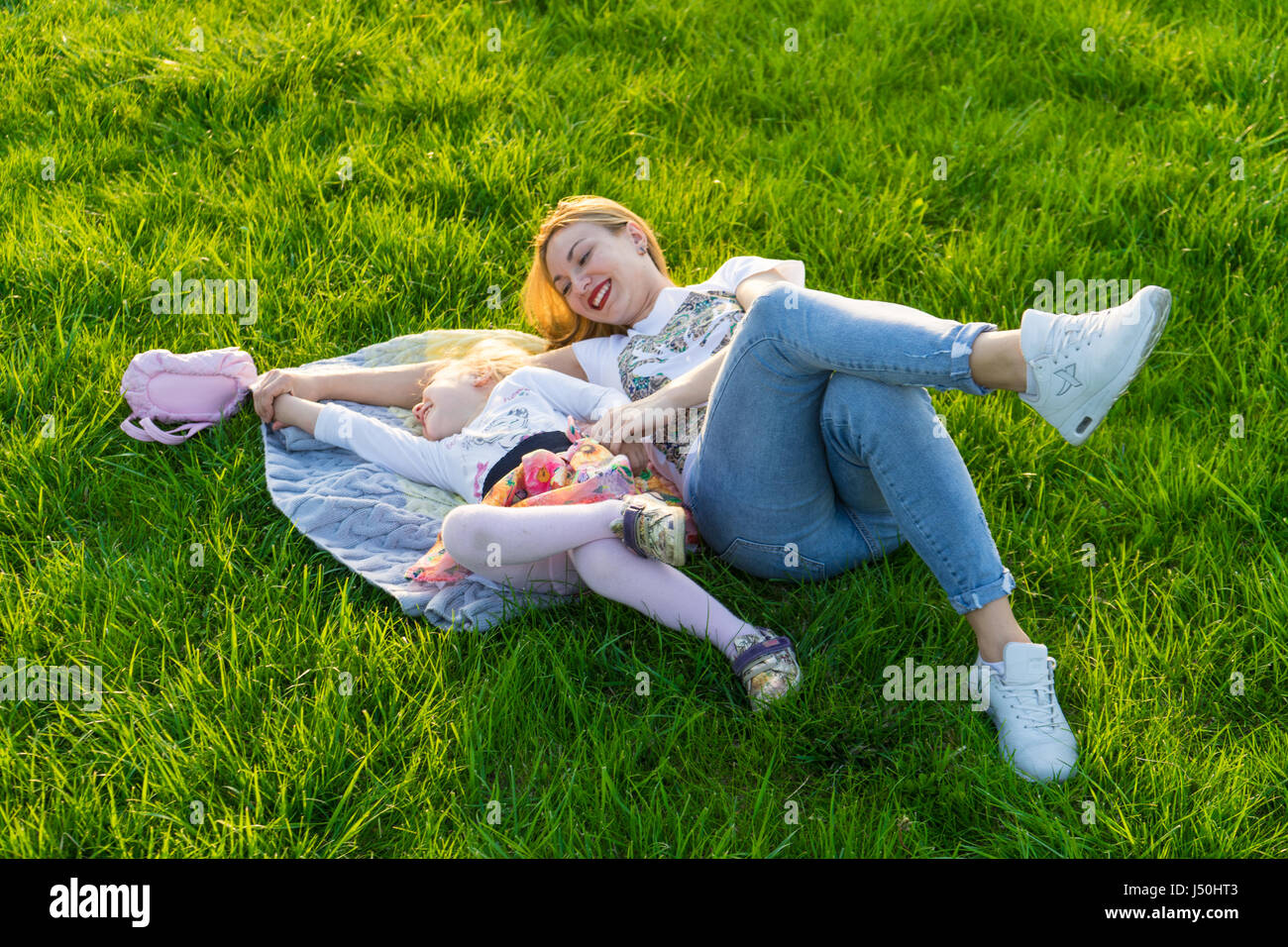 Glückliche Mutter und Tochter lächelnd in den Park mit Picknick Stockfoto