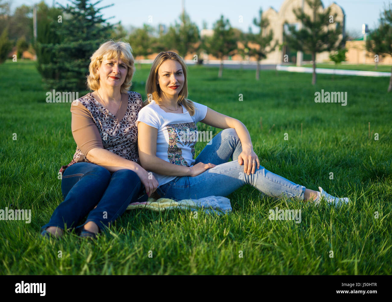 Happy im Alter von Mutter und Tochter im Park mit Picknick Stockfoto