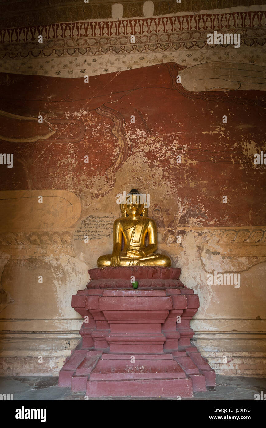 Goldene Buddha-Statue und großer alter Malerei in Sulamani Tempel in Bagan, Myanmar (Burma). Stockfoto