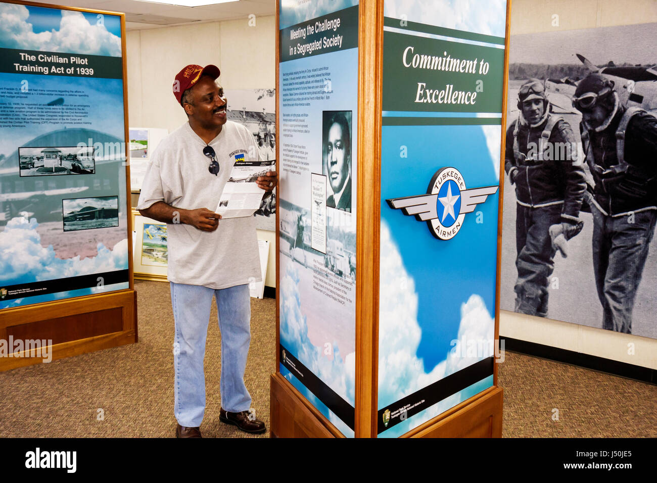 Alabama, Macon County, Tuskegee, Black History, Moton Airfield, Tuskegee Airmen National Historic Site, Black man men Male adult adults, Museum, History Board Stockfoto