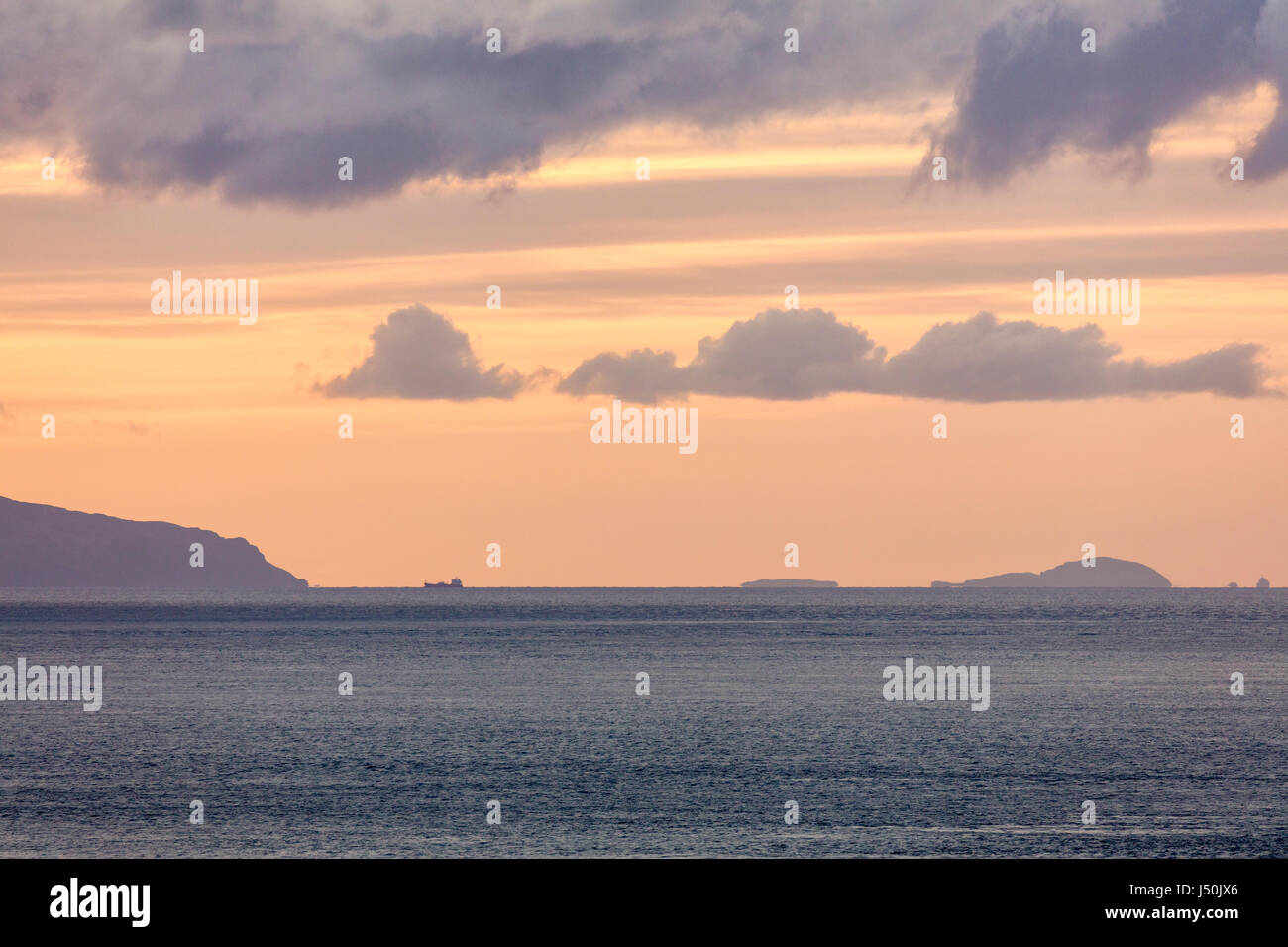 Sonnenaufgang über dem Mull of Kintyre und Sanda Island von Kinbane Head North Antrim Nordirland Vereinigtes Königreich. Stockfoto