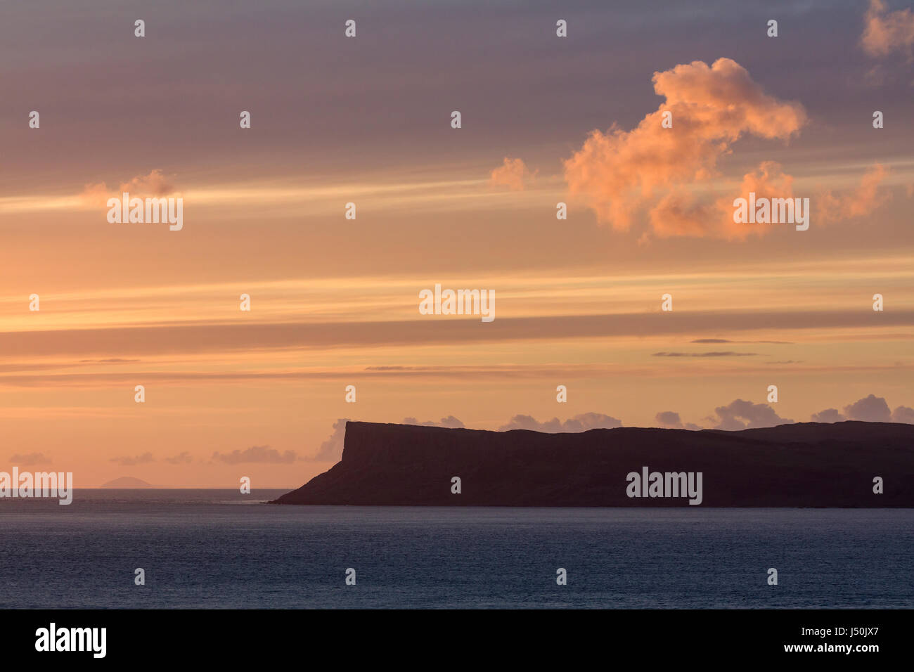 Sonnenaufgang über dem fairen Kopf von Kinbane Head North Antrim Nordirland Vereinigtes Königreich. Stockfoto