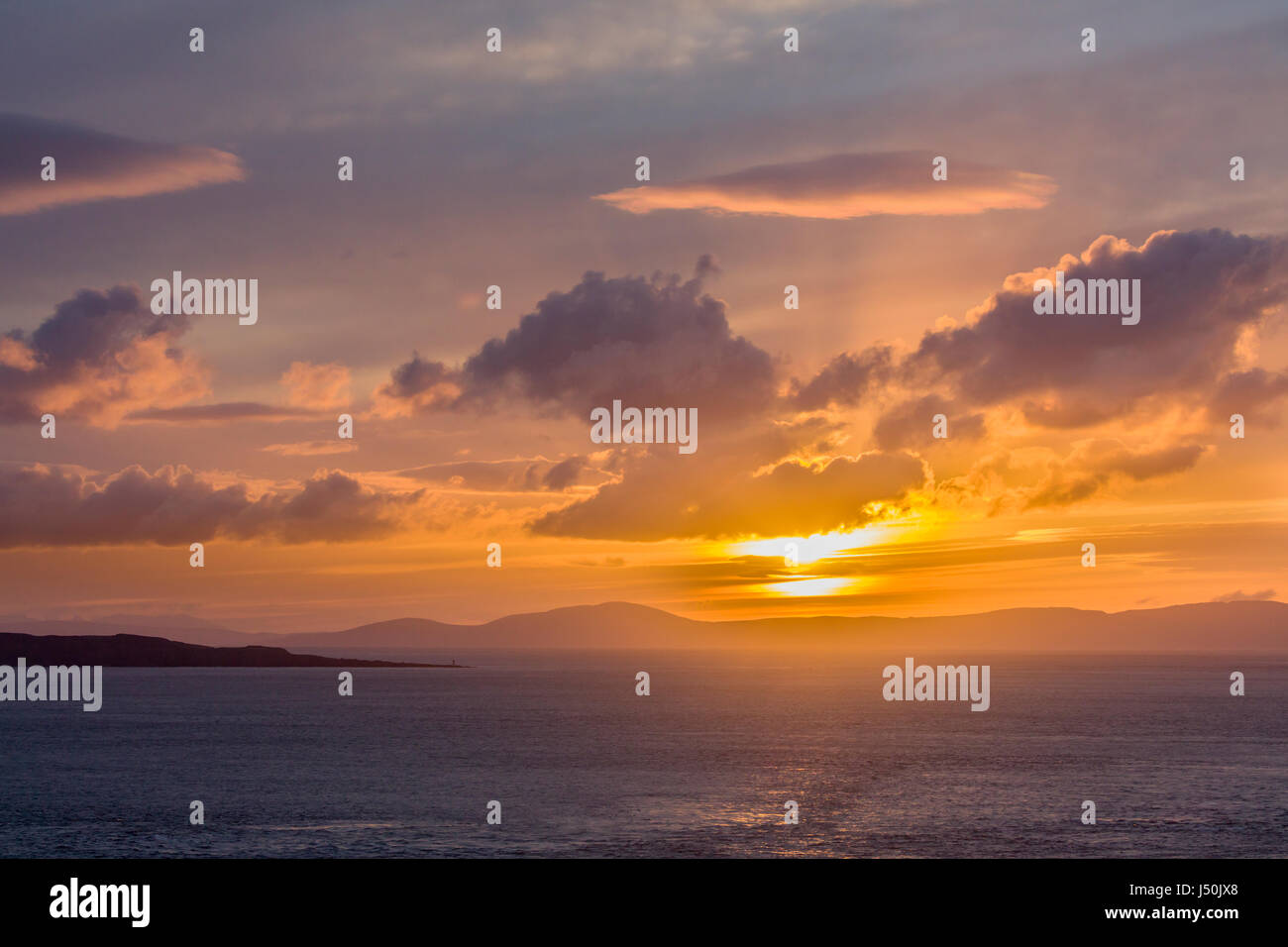 Sonnenaufgang über dem Rathlin Island und Mull of Kintyre von Kinbane Head North Antrim Nordirland Vereinigtes Königreich. Stockfoto