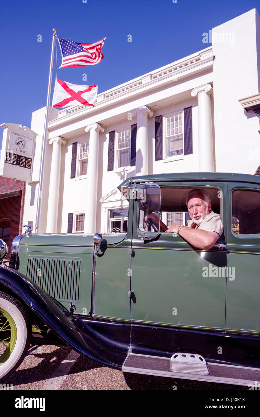 Alabama Bullock County, Union Springs, Prearie Street, Rathaus, Gebäude, lokale Regierung, Flagge, dorische Säulen, weißes Gebäude, grüne antike Autos, Mann m Stockfoto