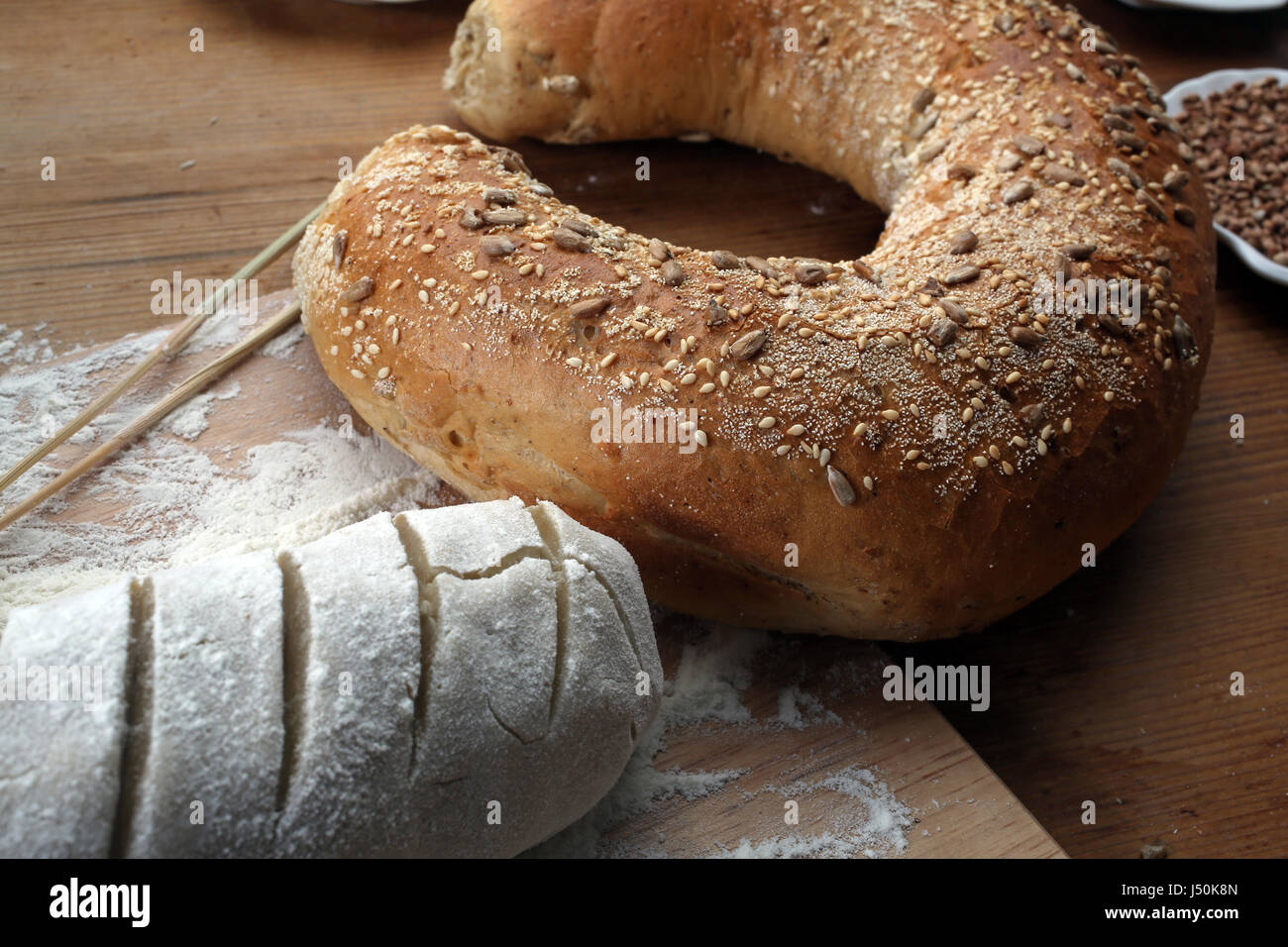 Brot backen. Teig auf Holztisch mit Mehl, Zagreb, Kroatien am 21. September 2016. Stockfoto