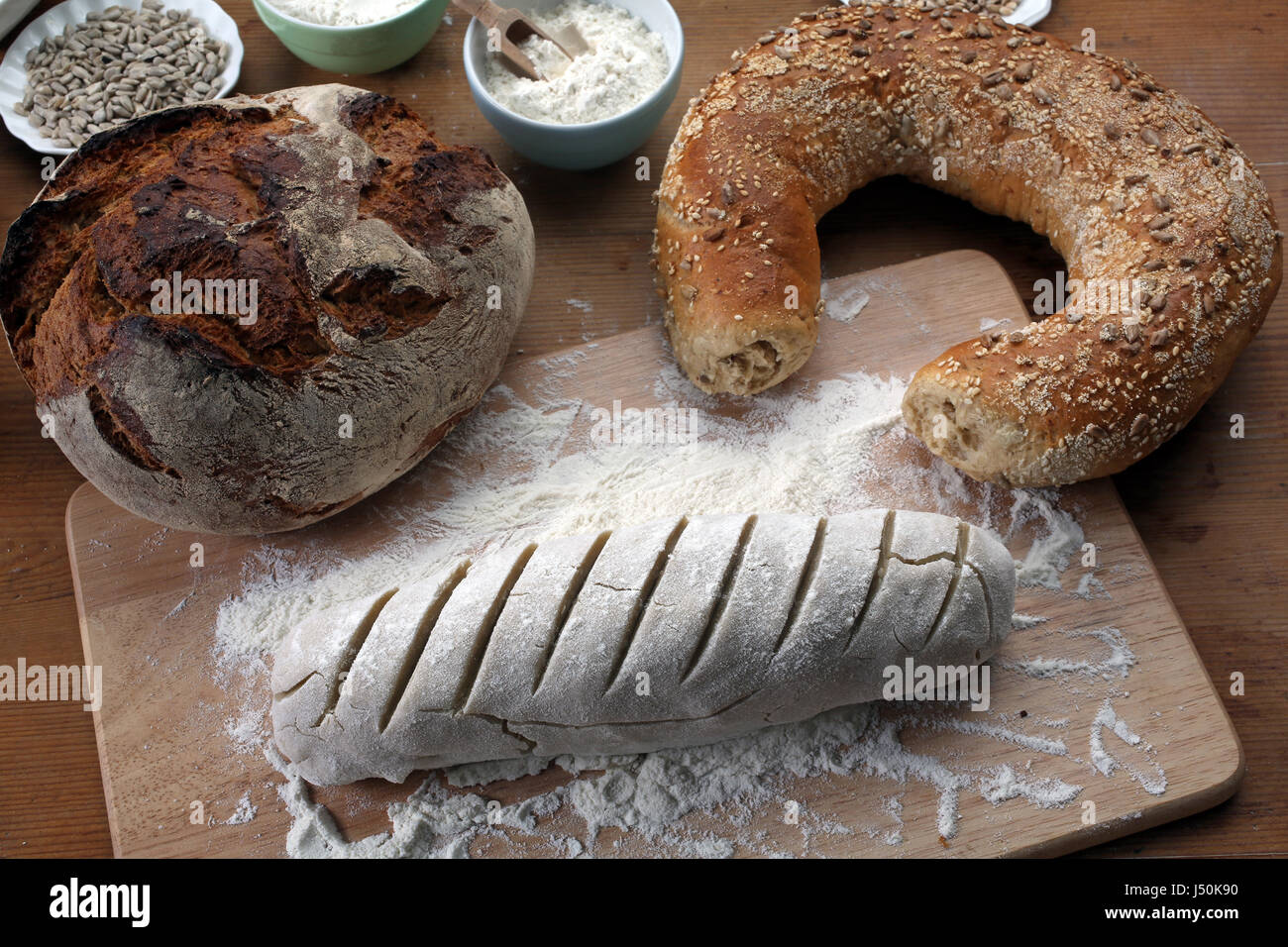Brot backen. Teig auf Holztisch mit Mehl, Zagreb, Kroatien am 21. September 2016. Stockfoto