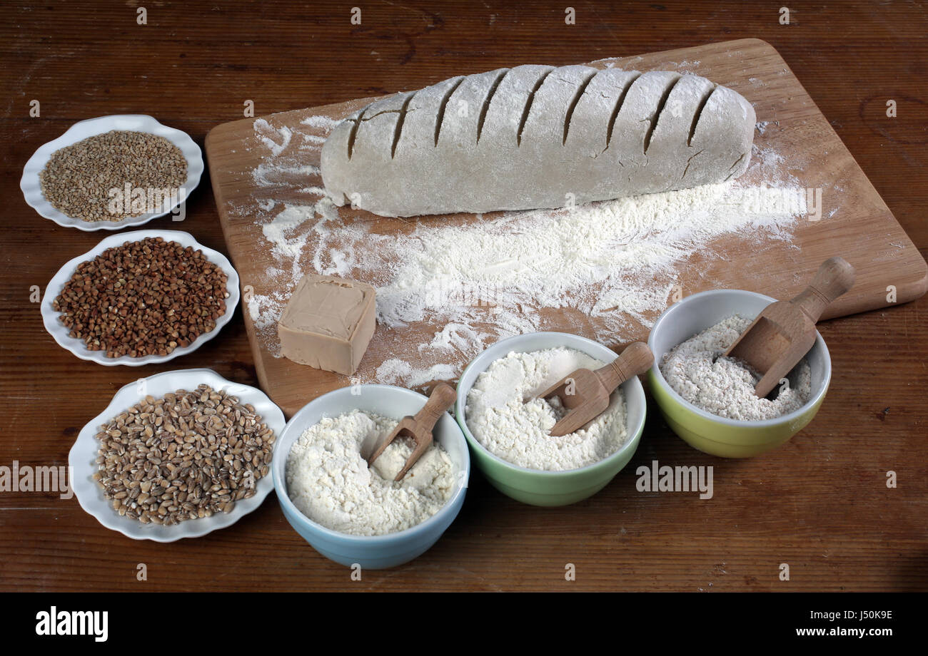 Brot backen. Teig auf Holztisch mit Mehl, Zagreb, Kroatien am 21. September 2016. Stockfoto