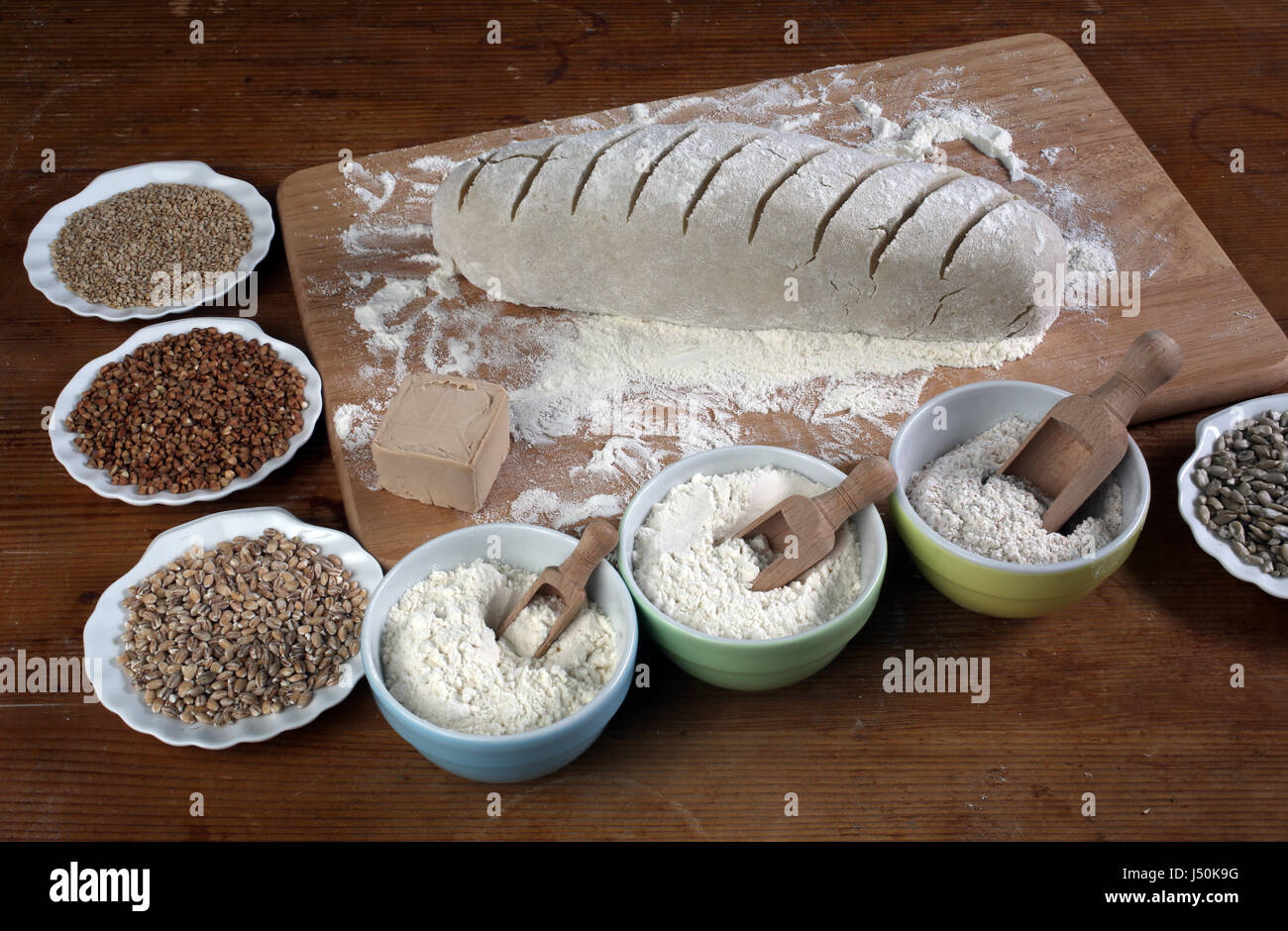Brot backen. Teig auf Holztisch mit Mehl, Zagreb, Kroatien am 21. September 2016. Stockfoto