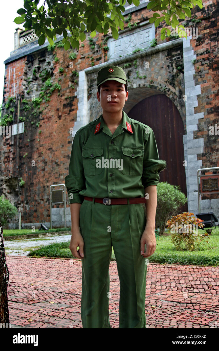Eine Wache am Nordtor zur Zitadelle, Militärfestung von Hanoi, Vietnam Stockfoto