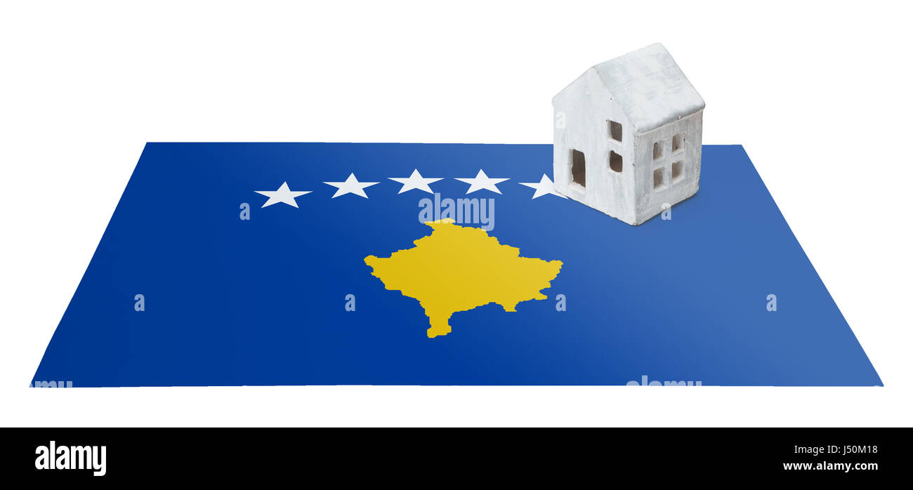 Kleines Haus auf eine Flagge - lebende oder Migration in den Kosovo Stockfoto