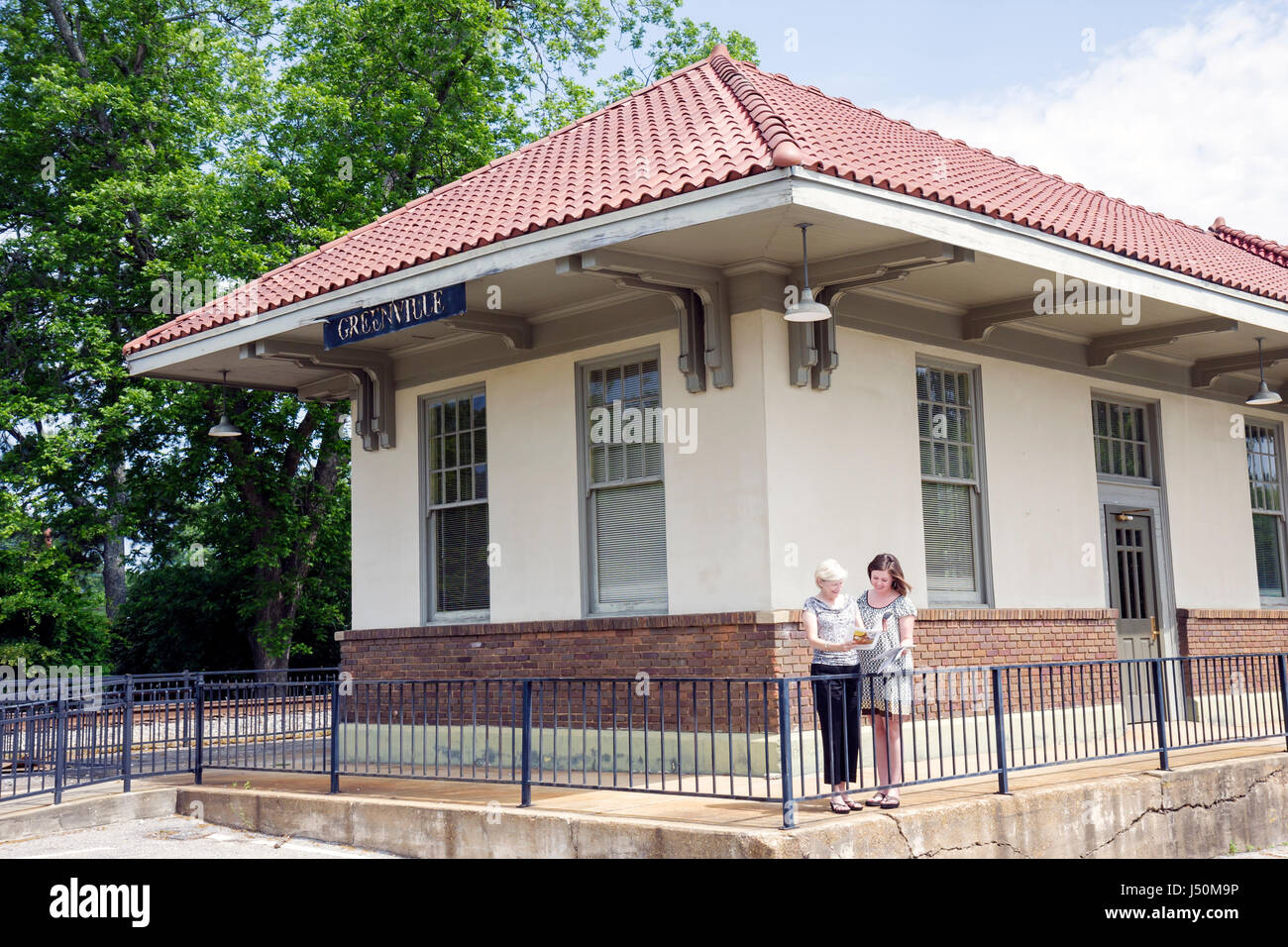 Alabama Greenville, Depot, Bahnhof, L & N Train Depot, spanischer Kolonialstil, Frauen, AL080521005 Stockfoto