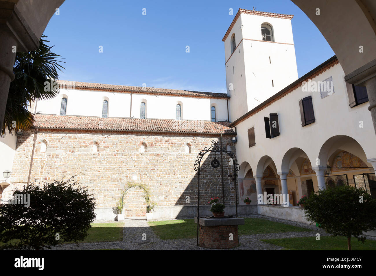 Blick auf den Innenhof mit Glockenturm und Brunnen, Abbazia di Corno di Rosazzo, Friaul, Italien Stockfoto