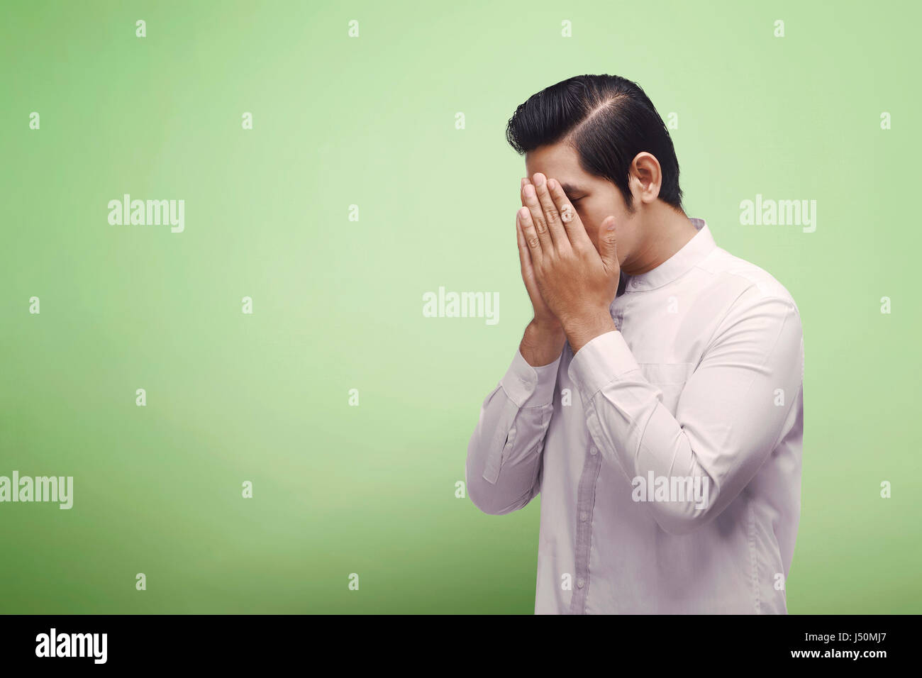 Asiatische muslimischen Mann tragen traditionelle Kleidung Heilungsgebet abstrakten Hintergrund Stockfoto